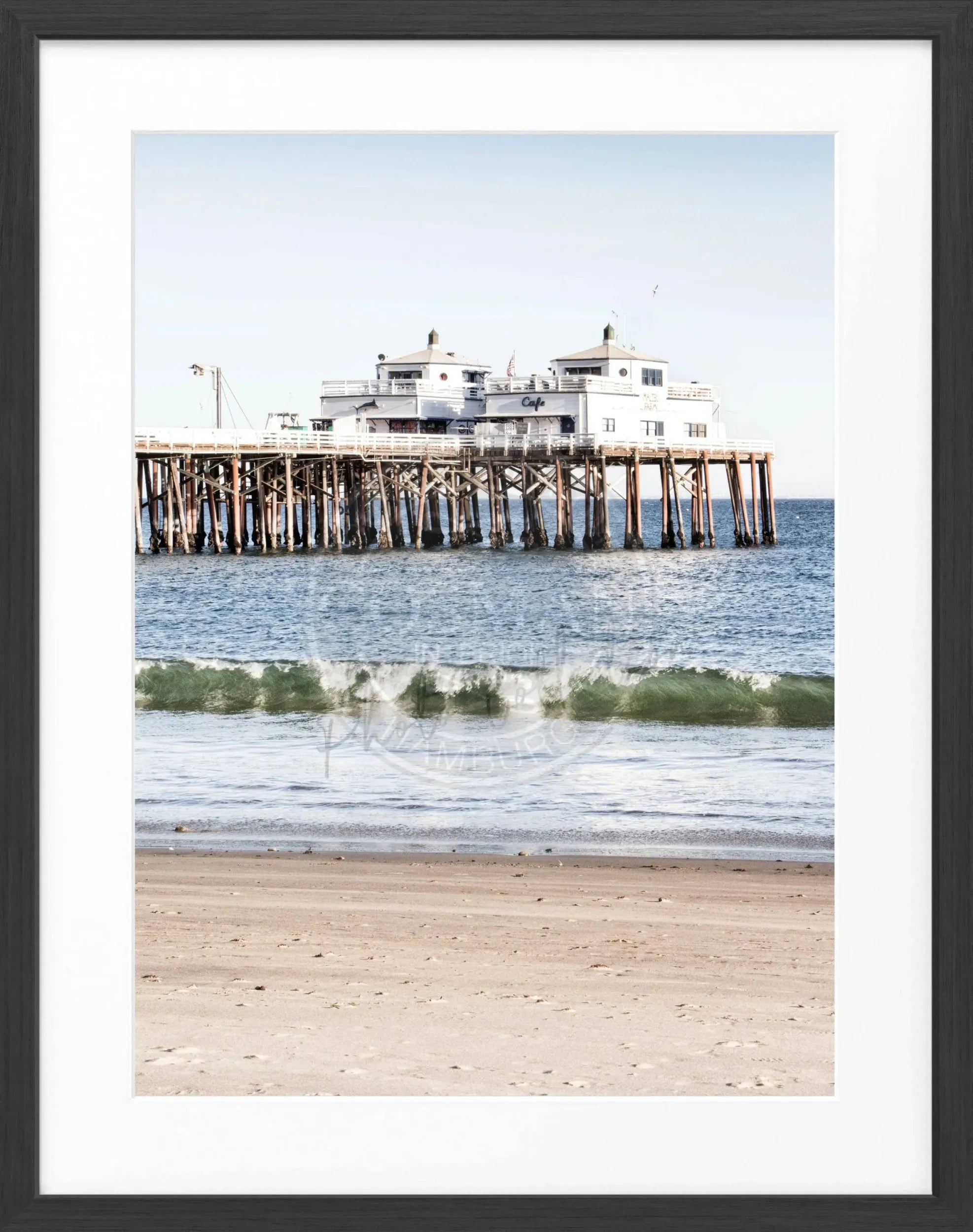 Schwarz-weiß Poster mit Rahmen von Cosman-Photocollection, Malibu Beach Pier in Kalifornien, 25x31cm, Strandmotiv