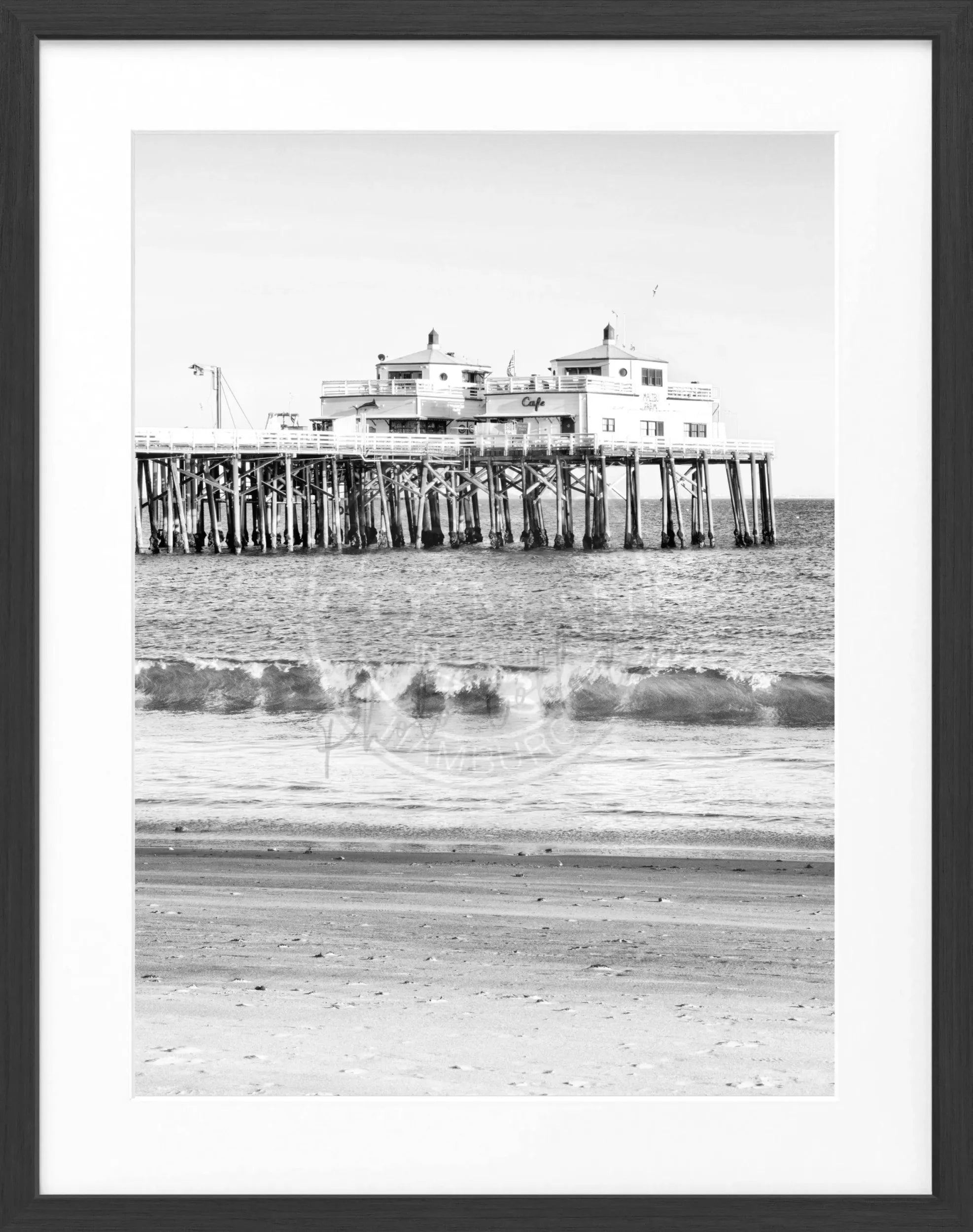 Schwarz-weiß Poster mit Rahmen von Malibu Beach Pier in Kalifornien, von Cosman-Photocollection, 25x31 cm, Strandmotiv