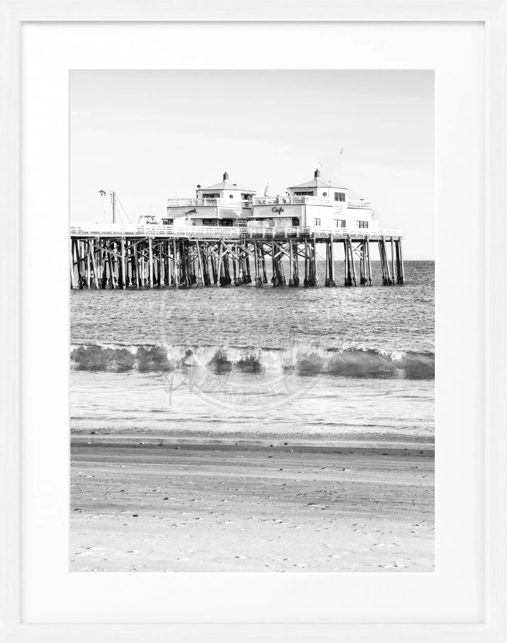 Schwarz-weiß Poster mit Rahmen von Cosman-Photocollection, Kalifornien Malibu Beach Pier, 25x31cm, Strandmotiv