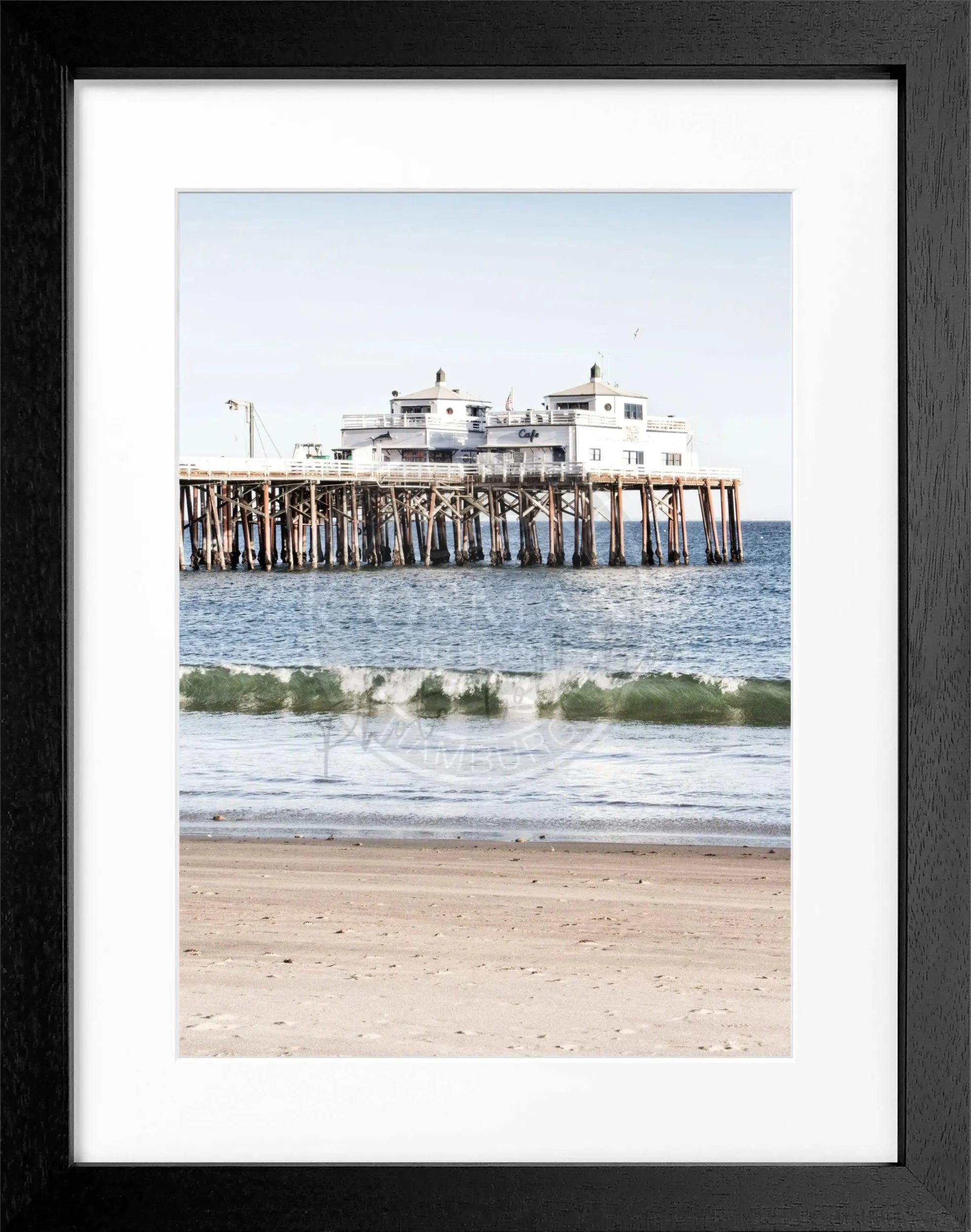 Schwarz-weiß Poster von Malibu Beach Pier in Kalifornien mit schwarzem Rahmen, von Cosman-Photocollection, 25x31cm