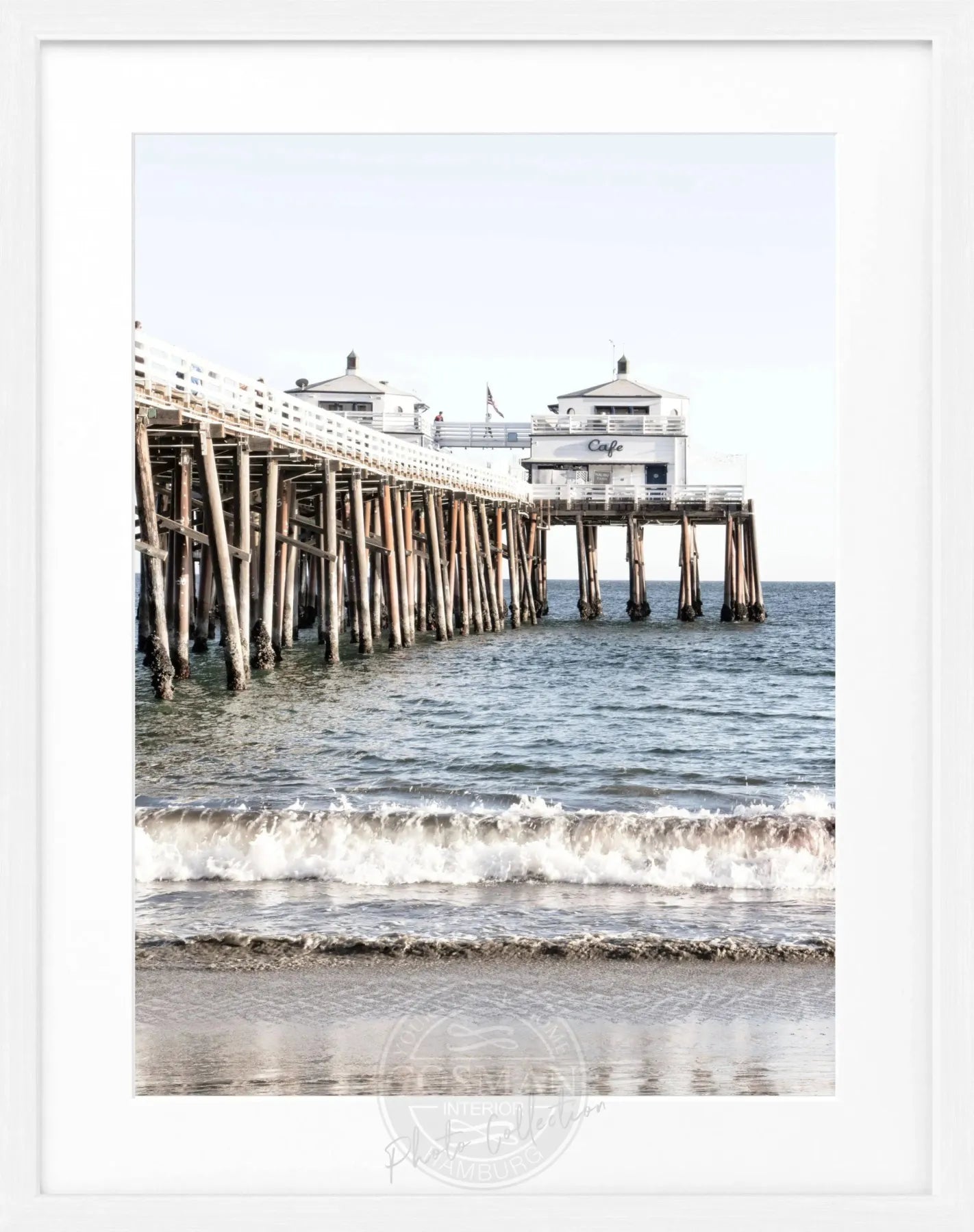 Schwarz-weiß Poster mit Rahmen, Kalifornien Malibu Beach Pier Motiv, von Cosman-Photocollection, 25x31 cm
