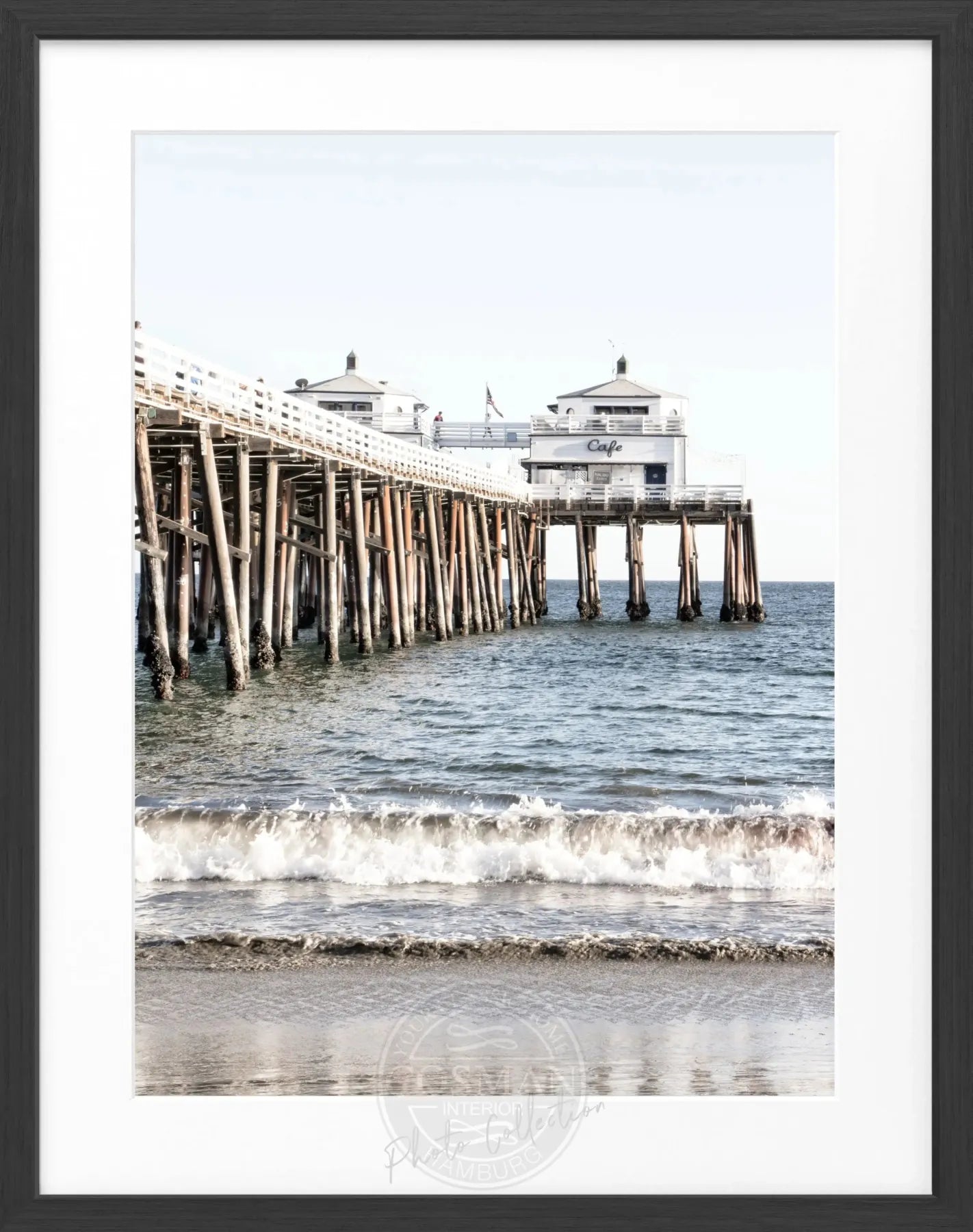 Schwarz-weißes Poster mit Rahmen, Kalifornien Malibu Beach Pier, von Cosman-Photocollection, 25x31 cm, maritime Strandaufnahme