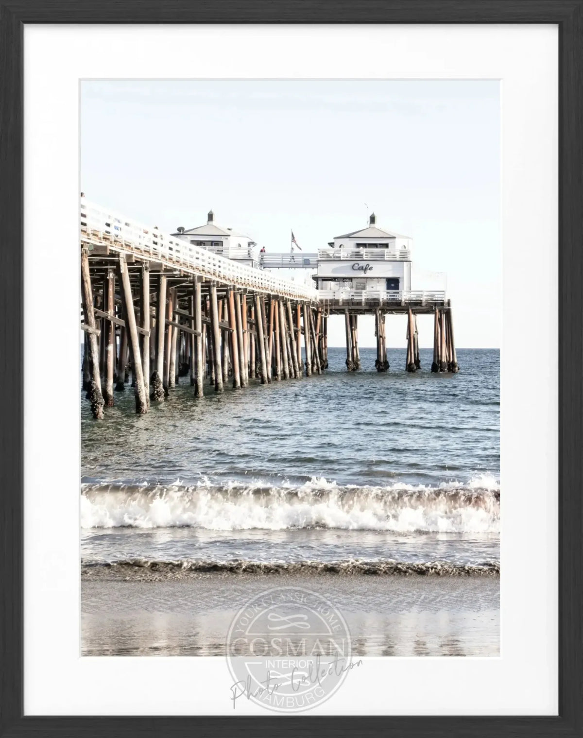 Schwarz-weißes Poster mit Rahmen, Kalifornien Malibu Beach Pier, von Cosman-Photocollection, 25x31 cm, maritime Strandaufnahme