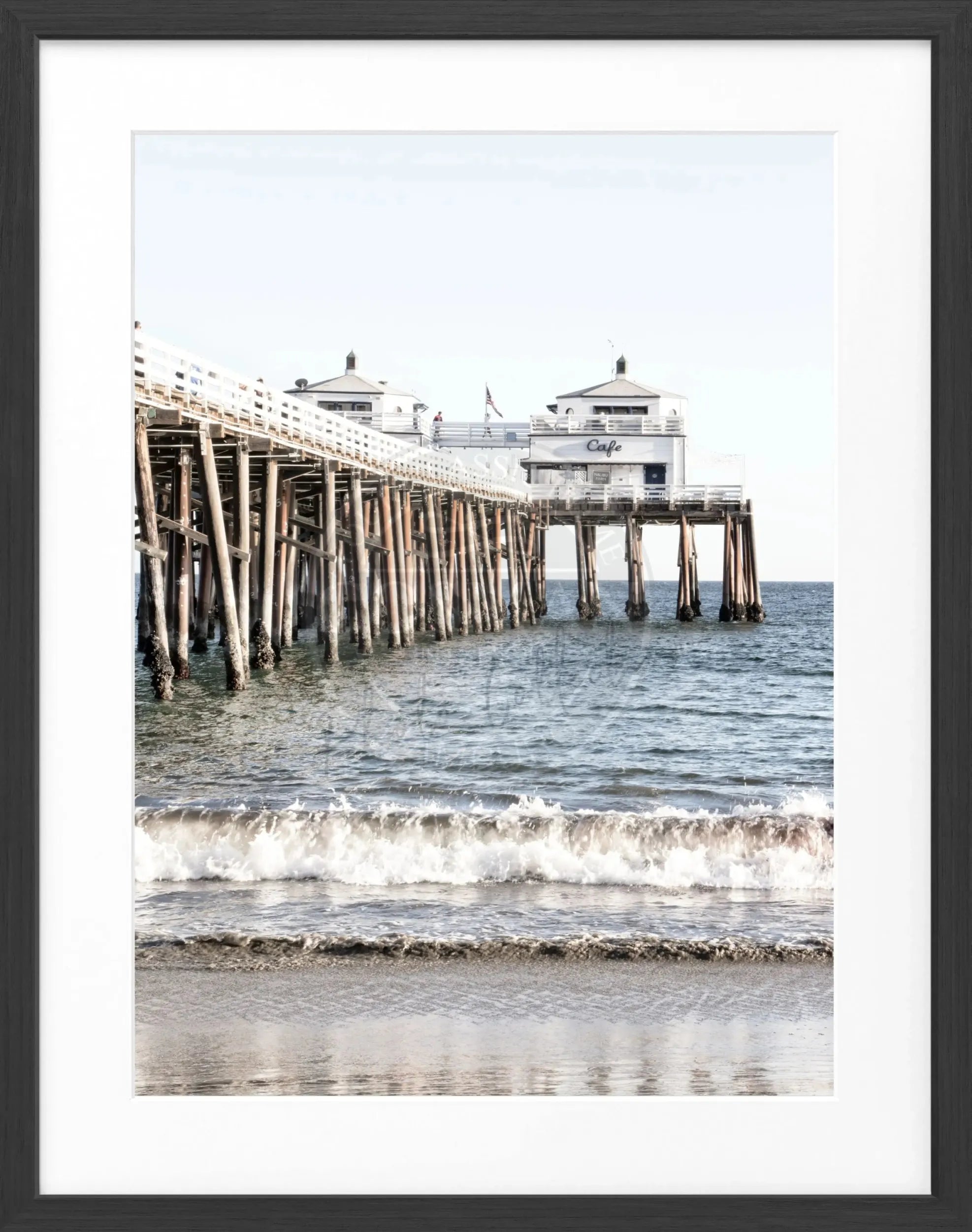 Schwarz-weißes Poster mit Rahmen, Kalifornien Malibu Beach Pier, von Cosman-Photocollection, 25x31 cm, maritime Strandaufnahme