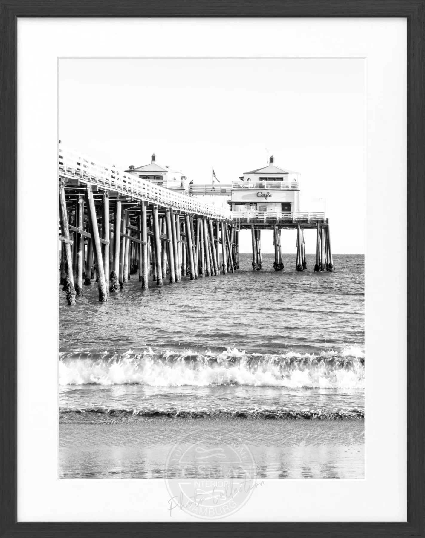 Schwarz-weiß Poster mit Rahmen, Kalifornien Malibu Beach Pier Motiv, 25x31cm, von Cosman-Photocollection