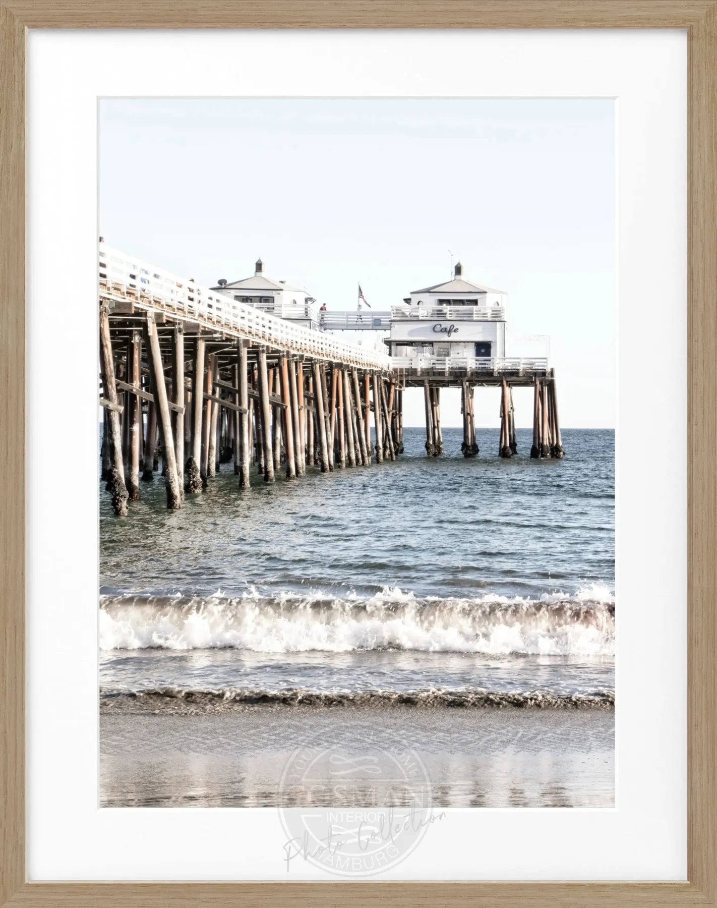Schwarz-weißes Poster mit Rahmen, Kalifornien Malibu Beach Pier, von Cosman-Photocollection, Maße 25x31 cm, Strandmotiv