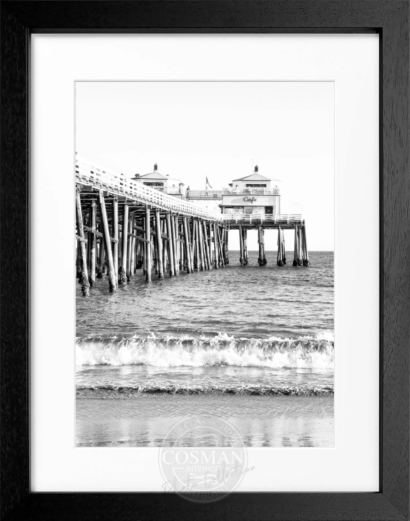 Schwarz-weiß Poster mit Rahmen, Kalifornien Malibu Beach Pier, von Cosman-Photocollection, 25x31 cm, Wanddekoration