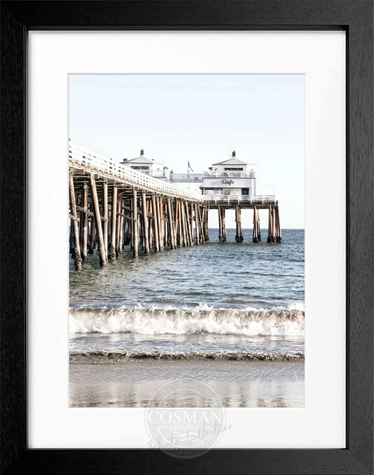 Schwarz-weiß Poster mit Rahmen von Cosman-Photocollection, Malibu Beach Pier in Kalifornien, 25x31 cm, Wanddekoration