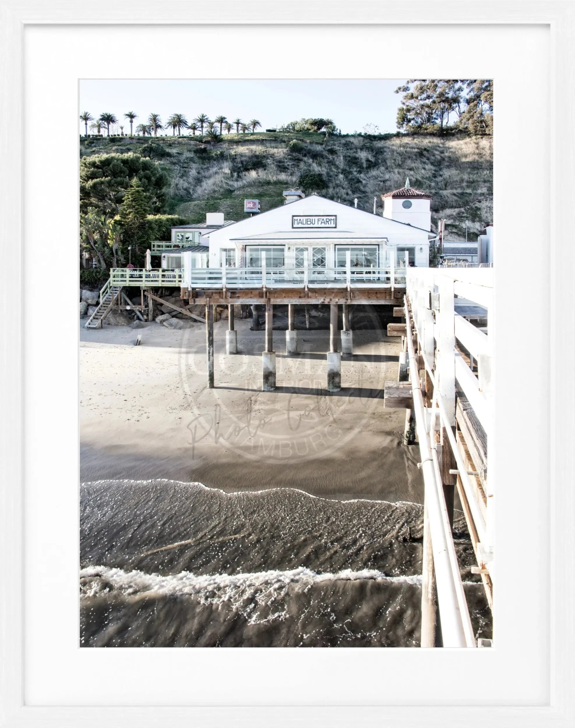 Schwarz-weiß Poster von Malibu Beach Pier in Kalifornien mit schwarzem Rahmen, von Cosman-Photocollection, 25x31 cm