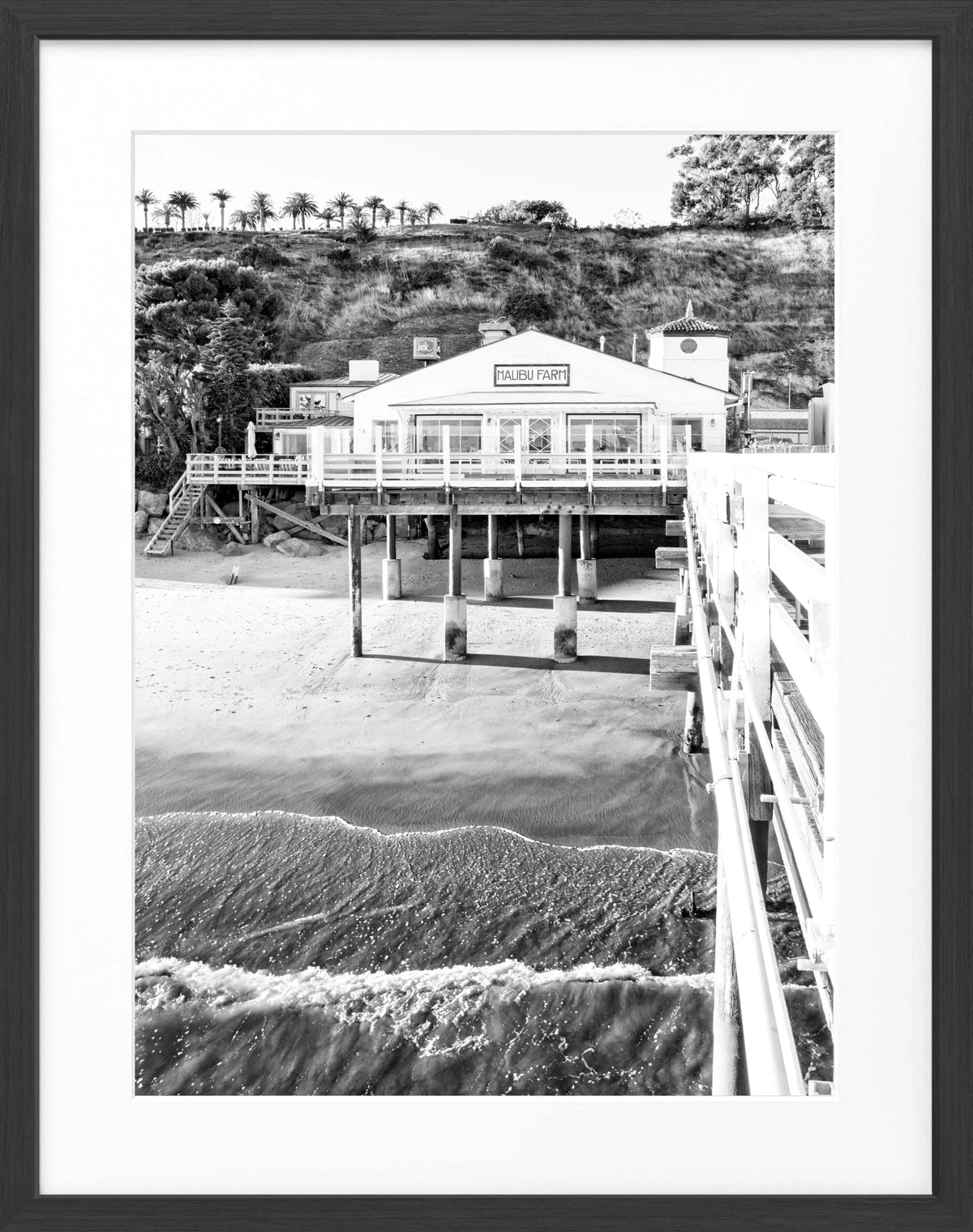 Schwarz-weiß Poster von Malibu Beach Pier in Kalifornien mit schwarzem Rahmen, 25x31cm, von Cosman-Photocollection.