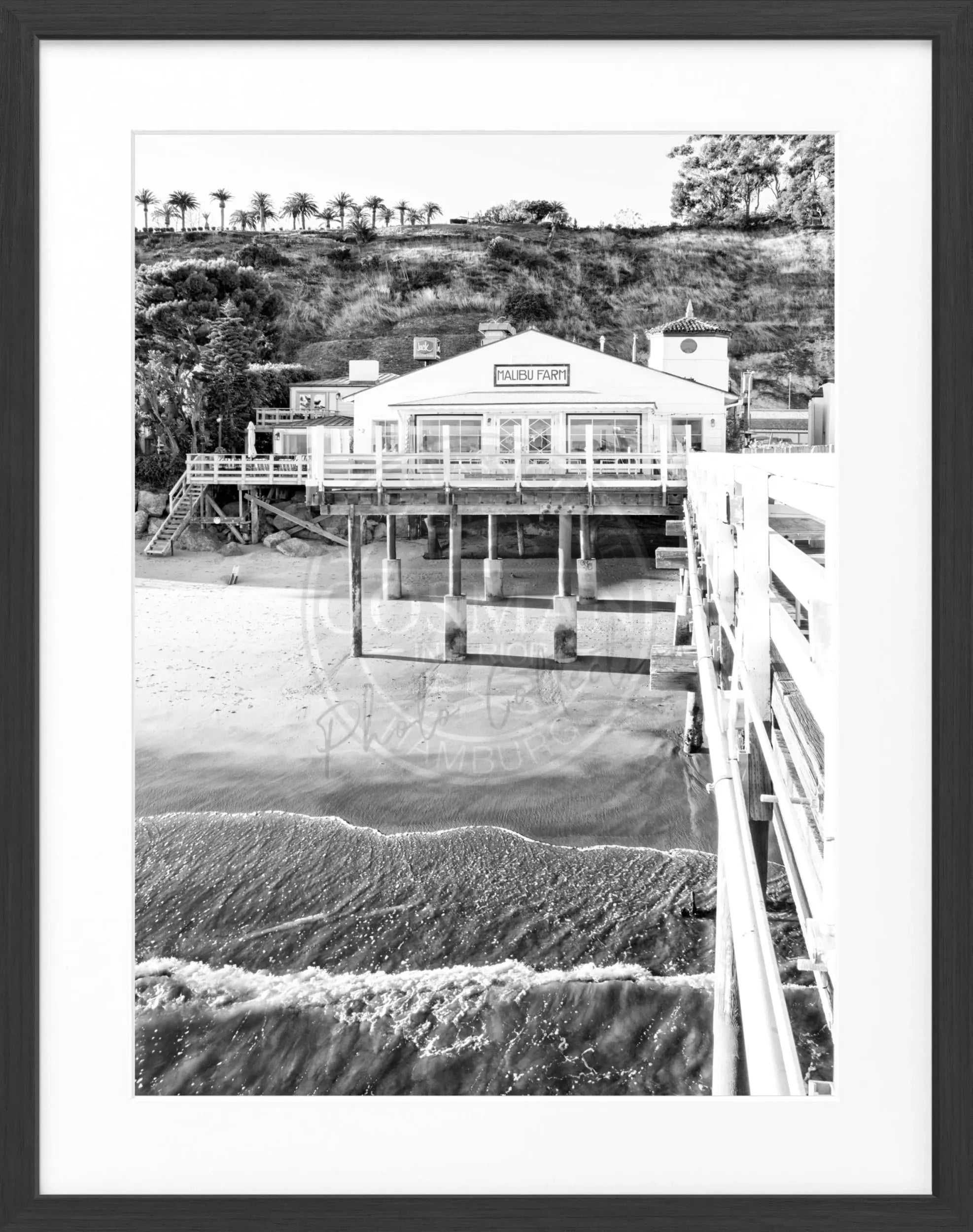 Schwarz-weiß Poster von Malibu Beach Pier in Kalifornien mit schwarzem Rahmen, 25x31cm, von Cosman-Photocollection.