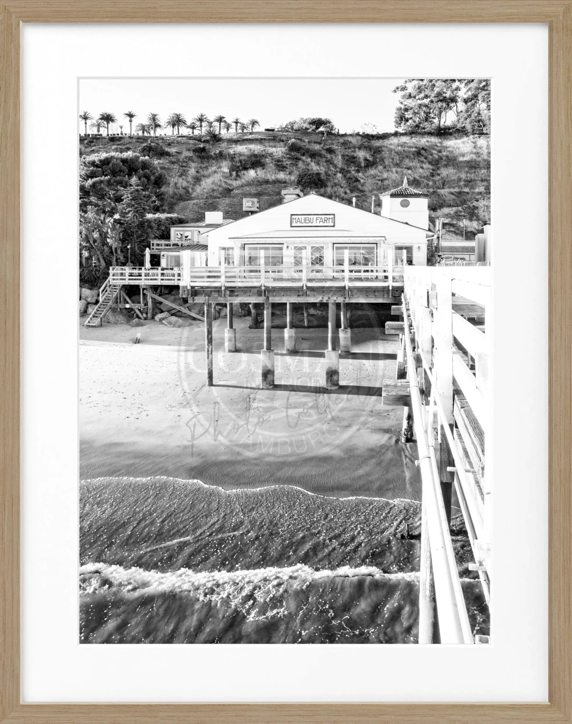 Schwarz-weiß Poster mit Rahmen, Kalifornien Malibu Beach Pier, von Cosman-Photocollection, 25x31 cm, Wanddekoration