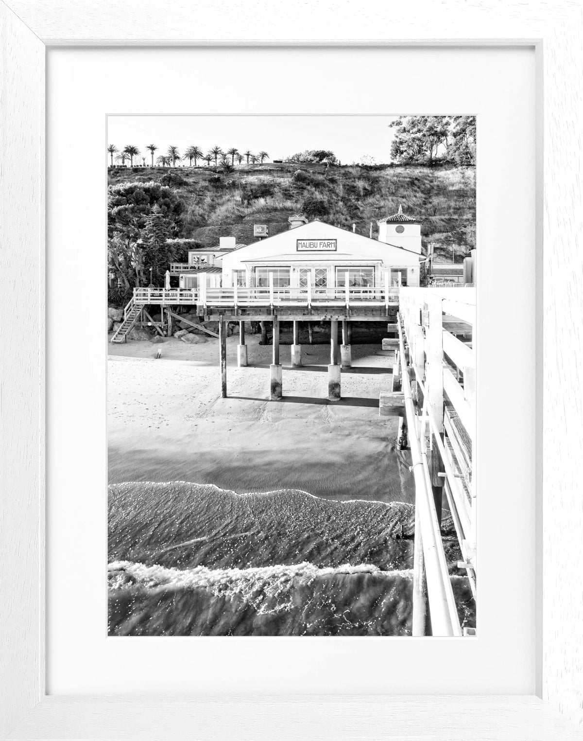 Schwarzer Rahmen um Kalifornien Malibu Beach Pier Poster von Cosman-Photocollection, Schwarz-Weiß, 25x31 cm