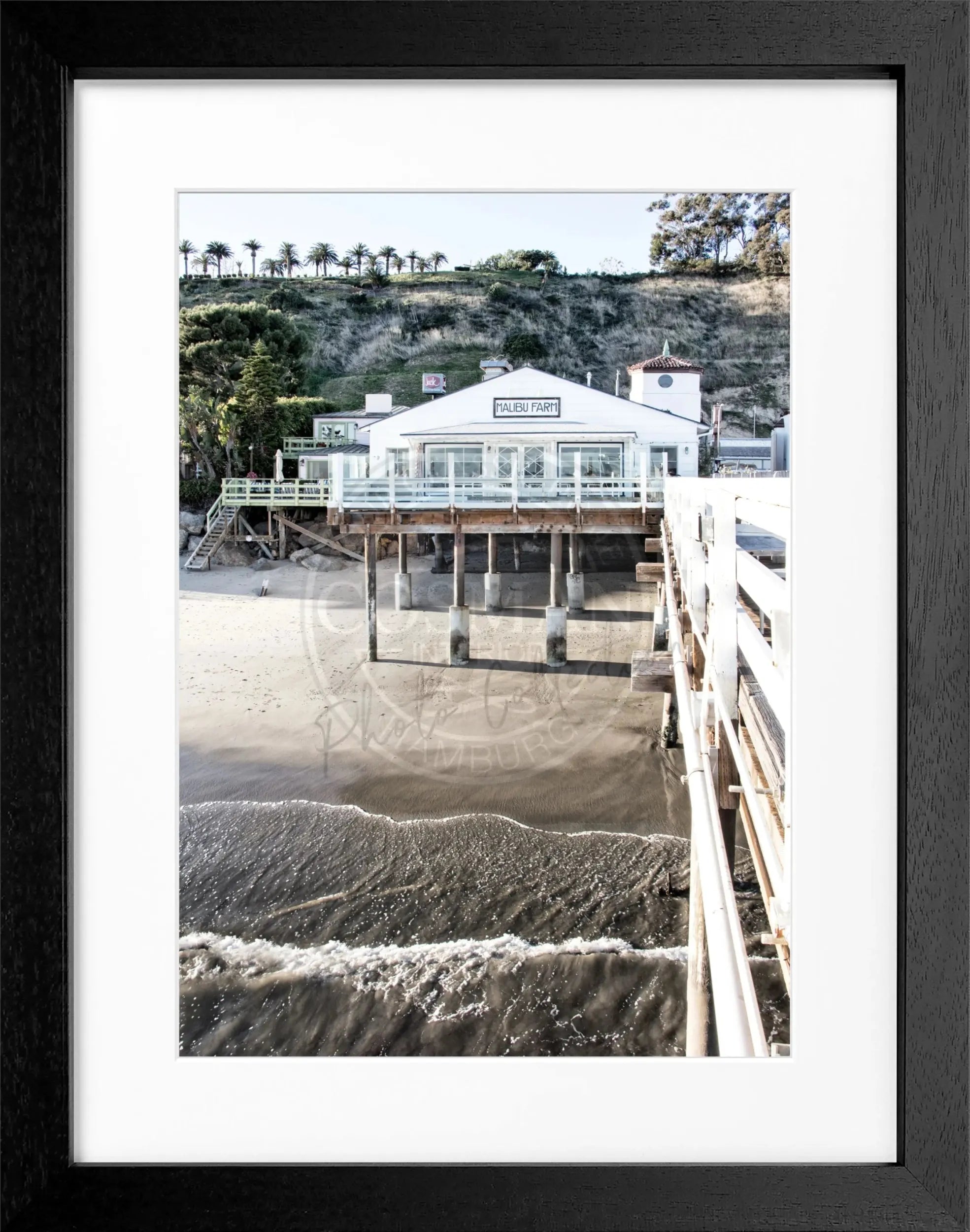 Schwarz-weiß Poster mit Rahmen von Cosman-Photocollection, Kalifornien Malibu Beach Pier, 25x31 cm, Wanddekoration
