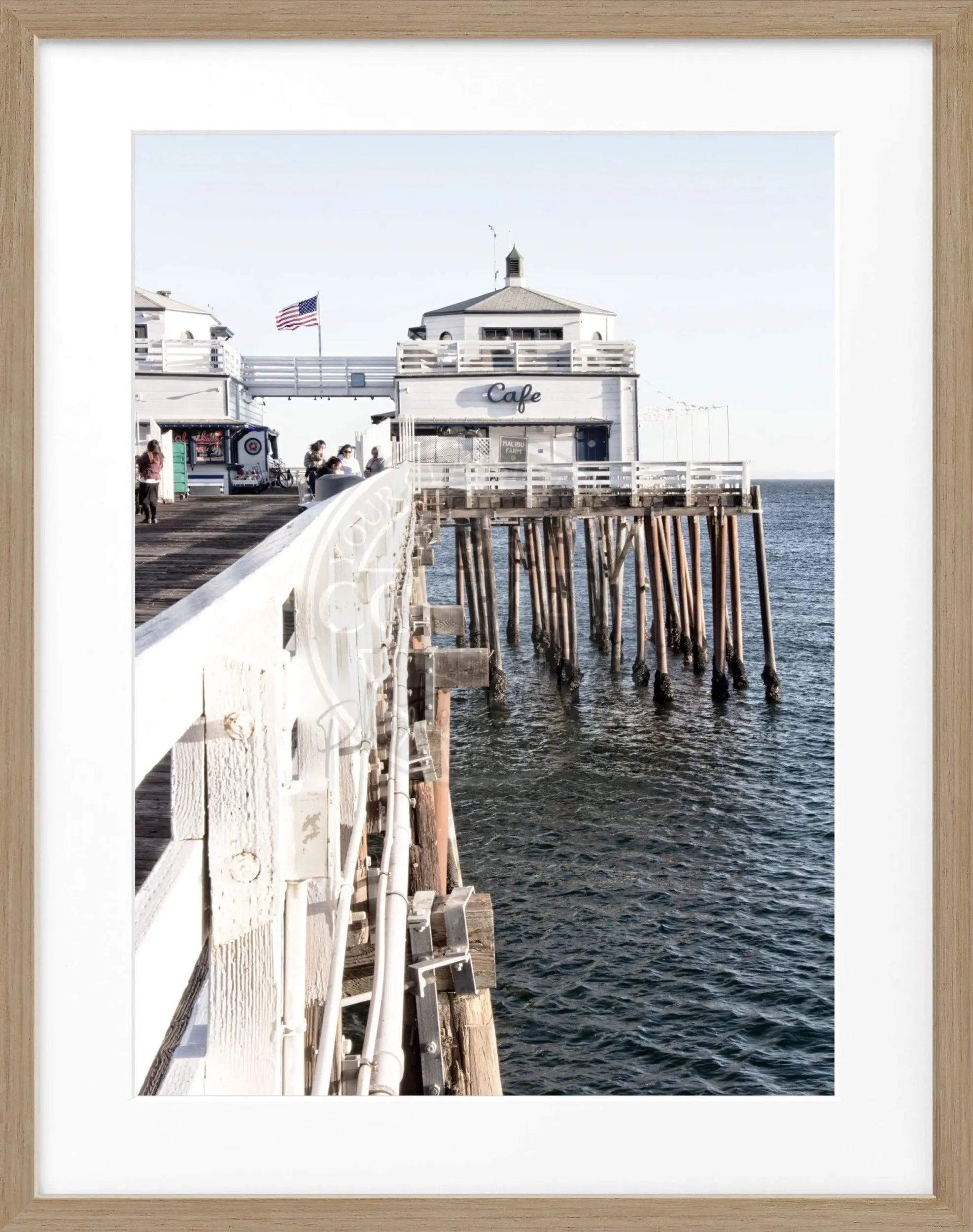 Schwarz-weiß Poster von Malibu Beach Pier in Kalifornien mit Holzrahmen, von Cosman-Photocollection, 25x31 cm.