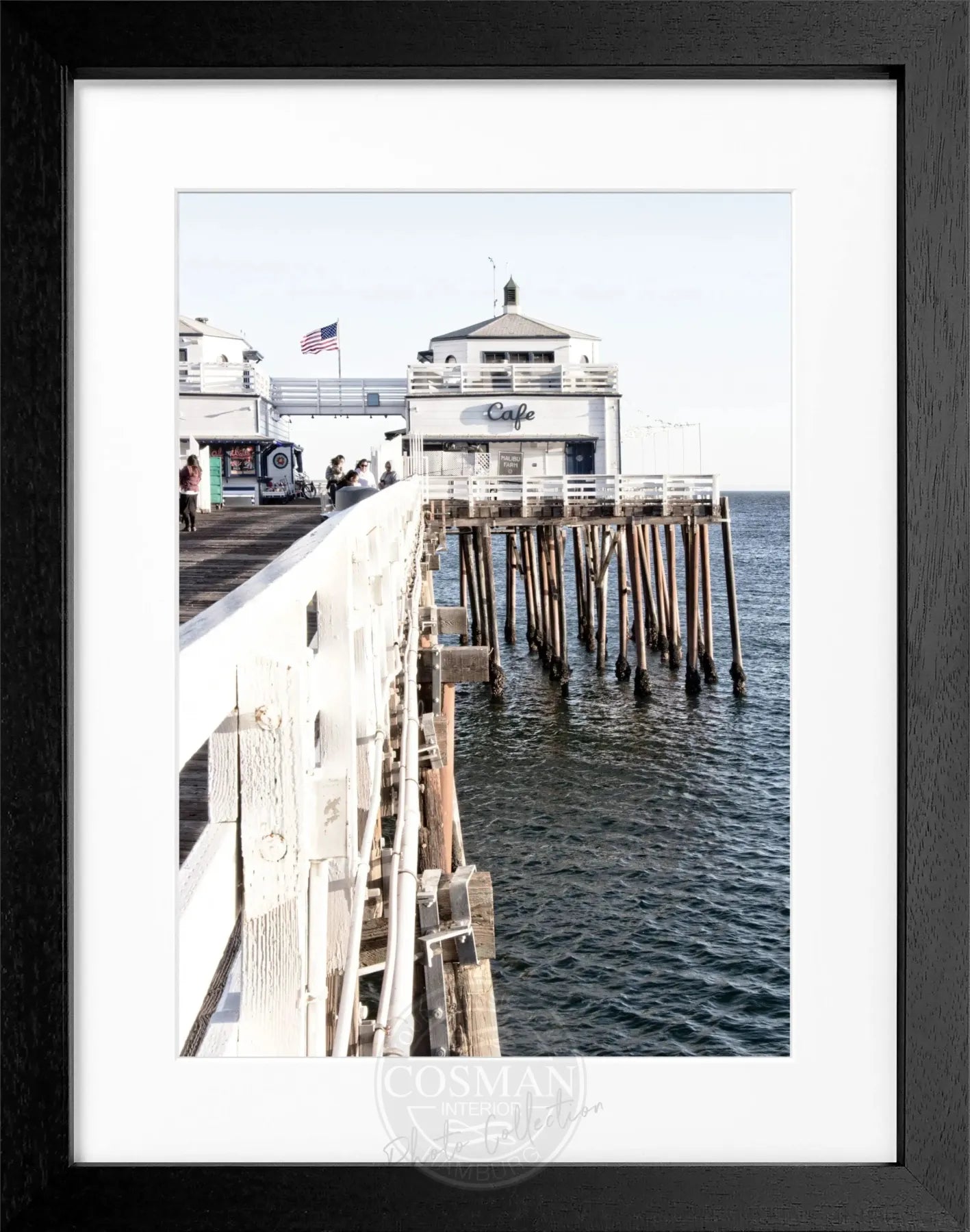 Schwarz-weiß Poster mit Rahmen von Malibu Beach Pier in Kalifornien, von Cosman-Photocollection, 25x31 cm