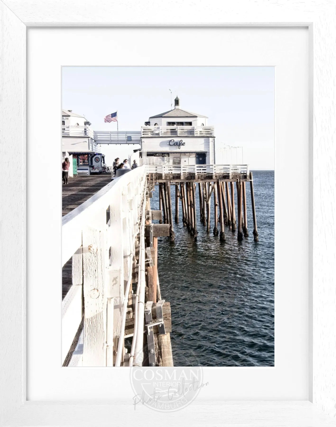 Schwarz-weiß Poster von Malibu Beach Pier in Kalifornien, mit schwarzem Rahmen, von Cosman-Photocollection, 25x31cm