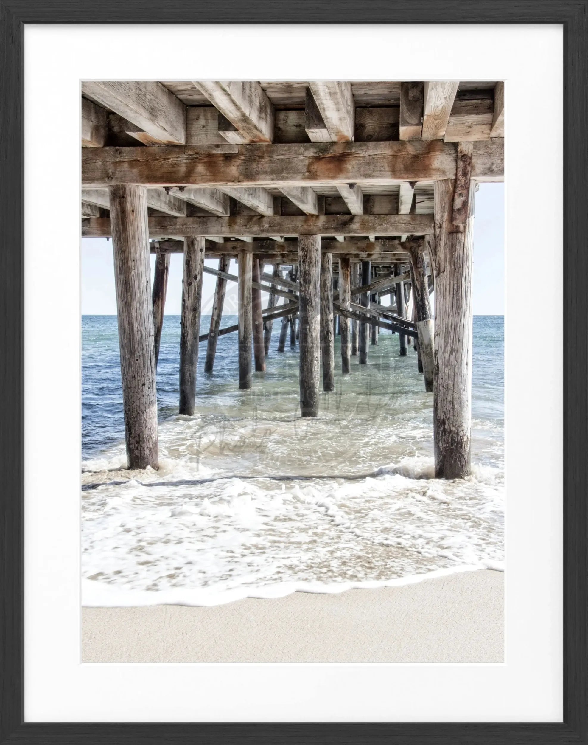 Schwarz-weißes Poster mit Rahmen, Kalifornien Malibu Pier Motiv, von Cosman-Photocollection, 25x31cm