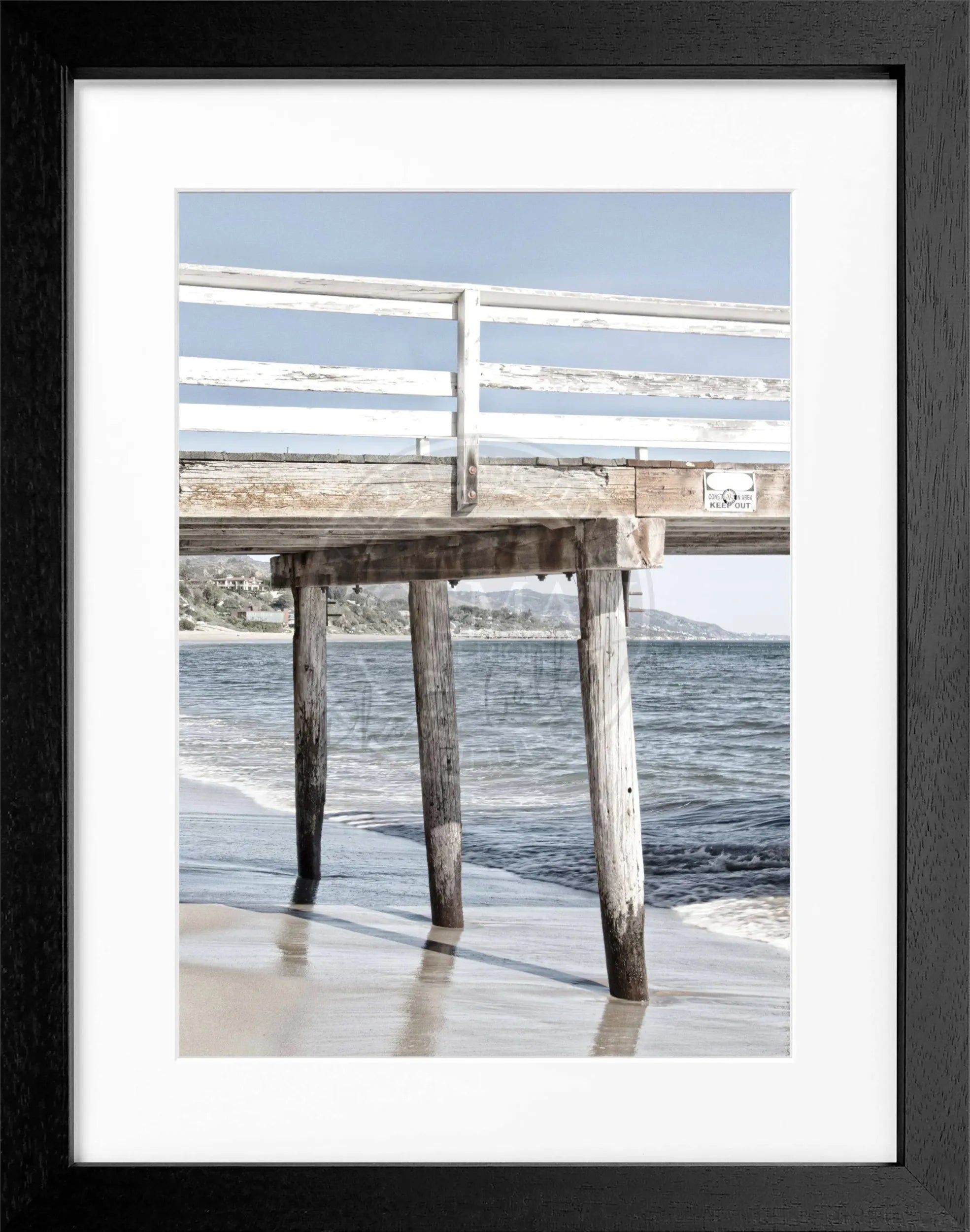 Schwarz-weiß Poster mit Rahmen von Malibu Pier in Kalifornien, von Cosman-Photocollection, 25x31 cm, maritime Küstenlandschaft
