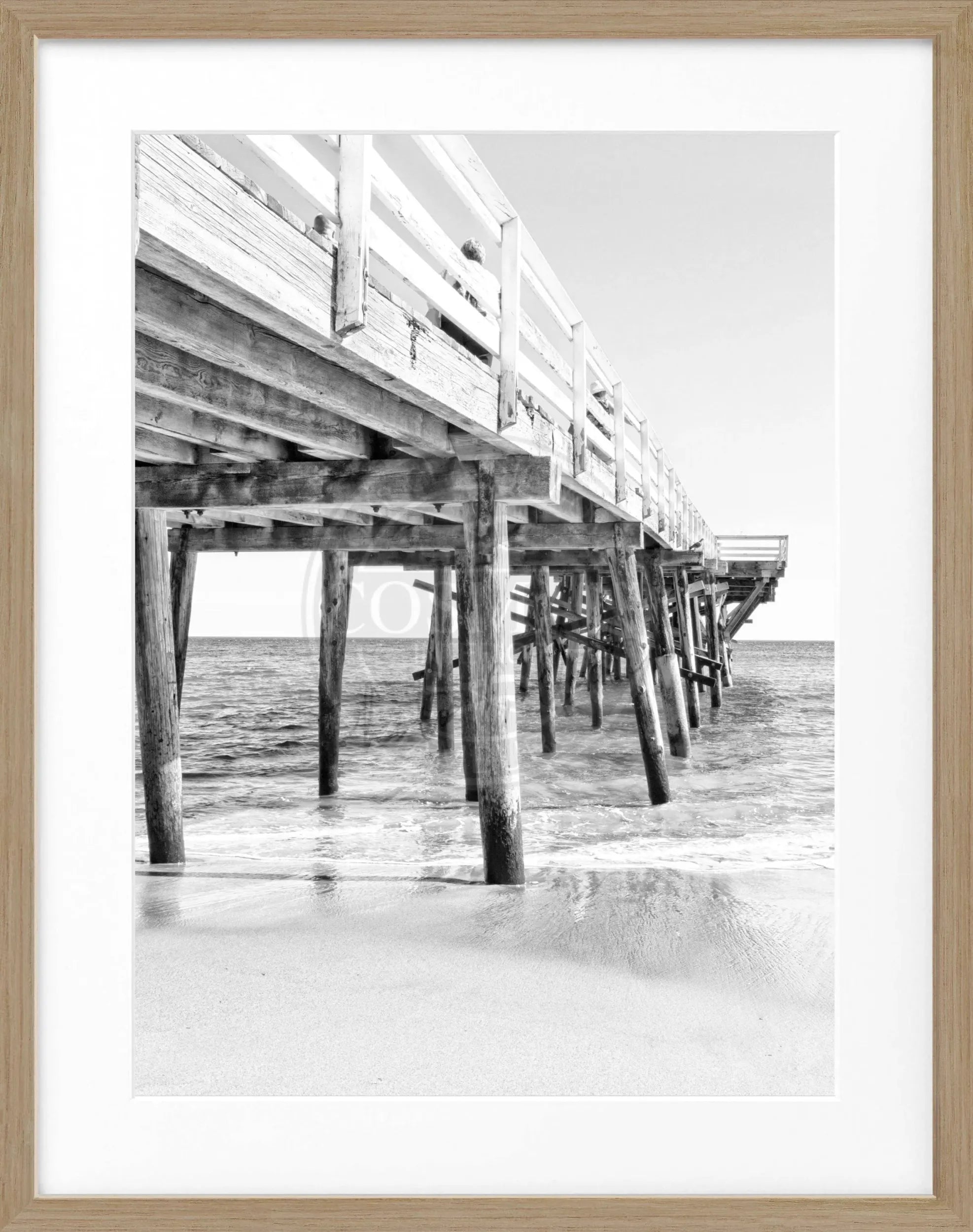 Schwarz-weißes Poster von Malibu Pier in Kalifornien mit schwarzem Rahmen, 25x31cm, von Cosman-Photocollection