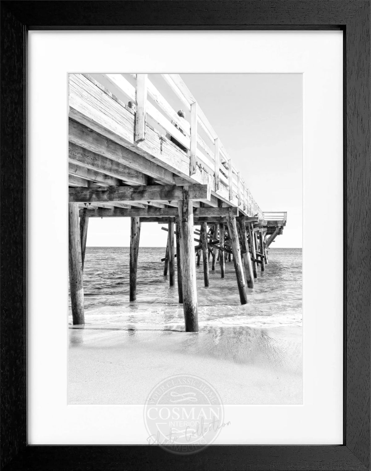 Schwarz-weißes Poster mit Rahmen von Malibu Pier in Kalifornien, von Cosman-Photocollection, Maße 25x31cm