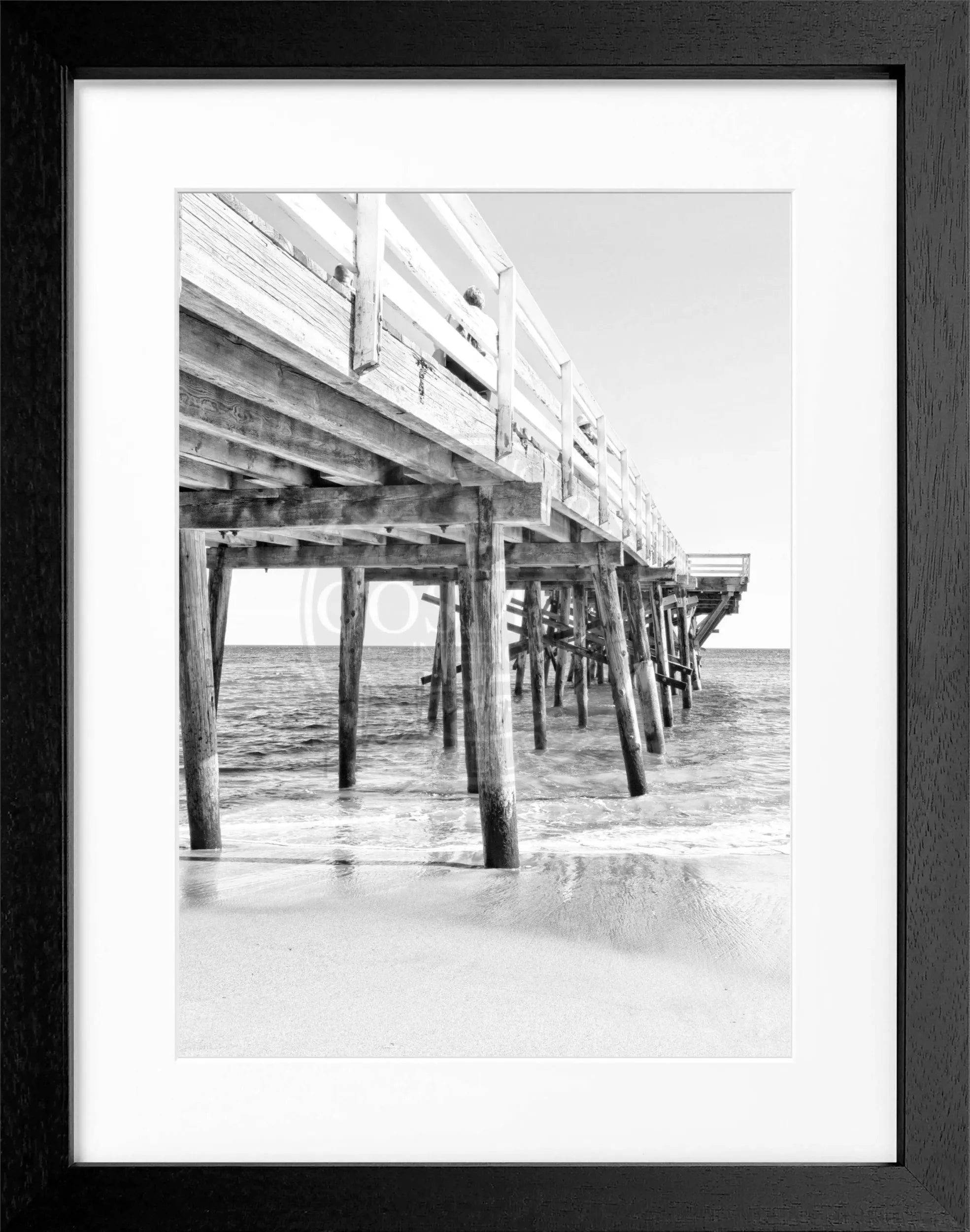 Schwarz-weißes Poster mit Rahmen von Malibu Pier in Kalifornien, von Cosman-Photocollection, Maße 25x31cm