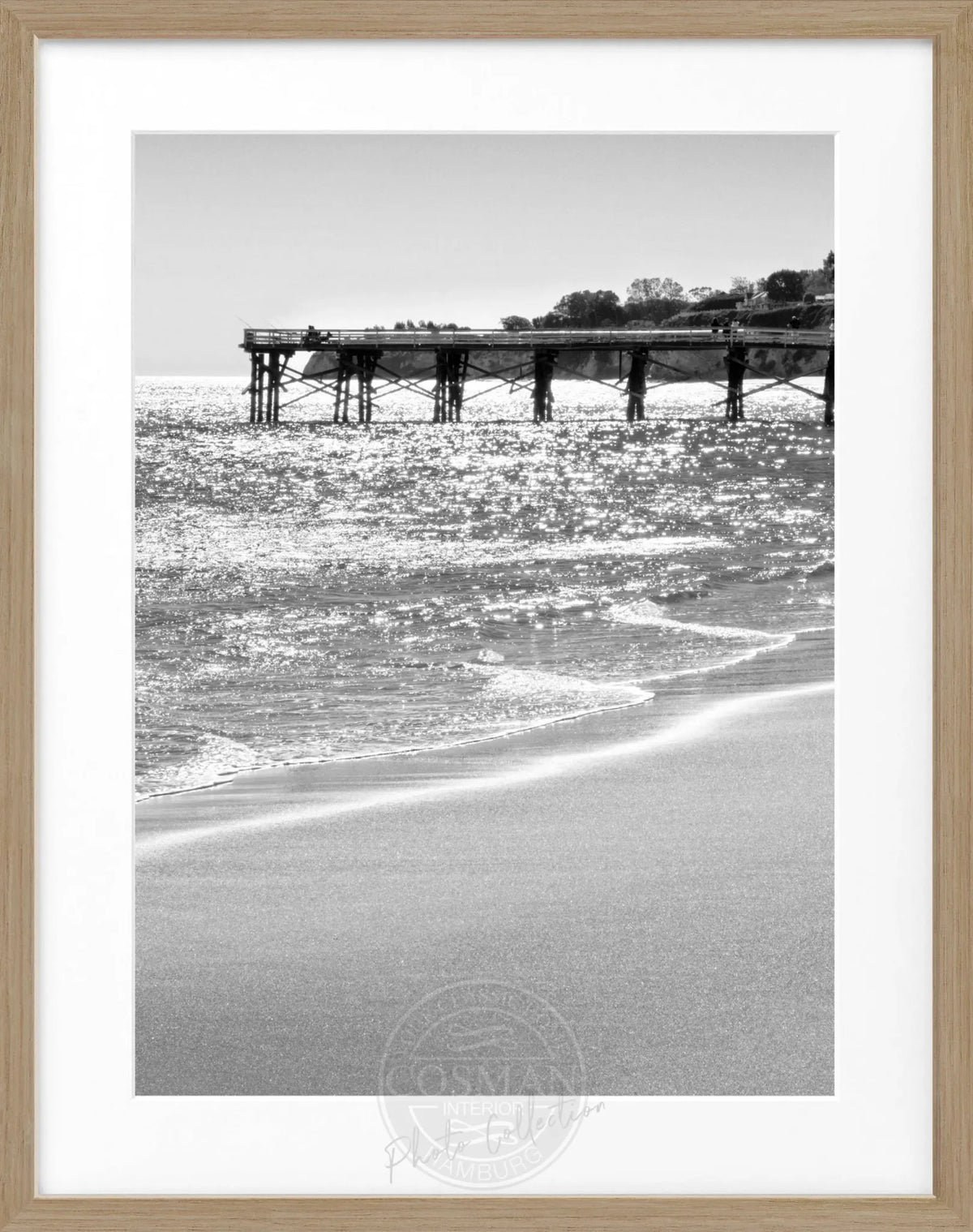 Schwarz-weiß Poster mit Rahmen von Malibu Pier in Kalifornien, 25x31cm, von Cosman-Photocollection, Meeresblick und Strand.
