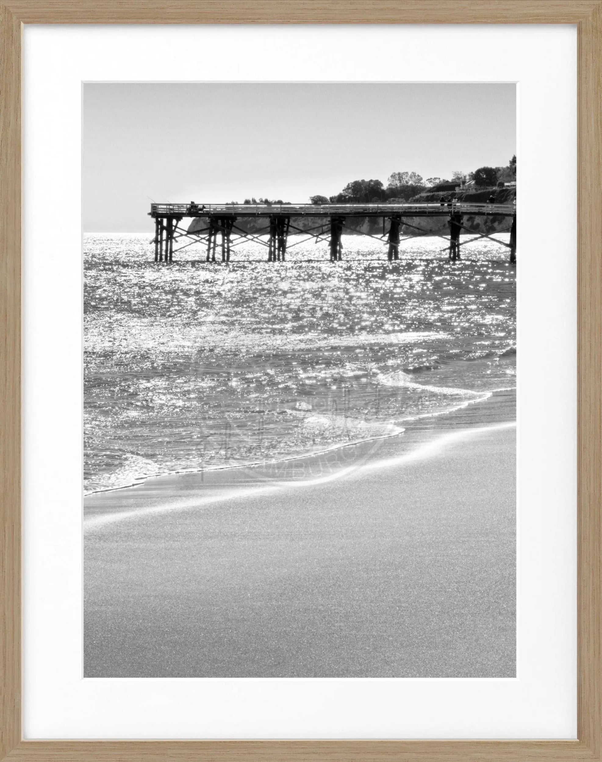 Schwarz-weiß Poster mit Rahmen von Malibu Pier in Kalifornien, 25x31cm, von Cosman-Photocollection, Meeresblick und Strand.