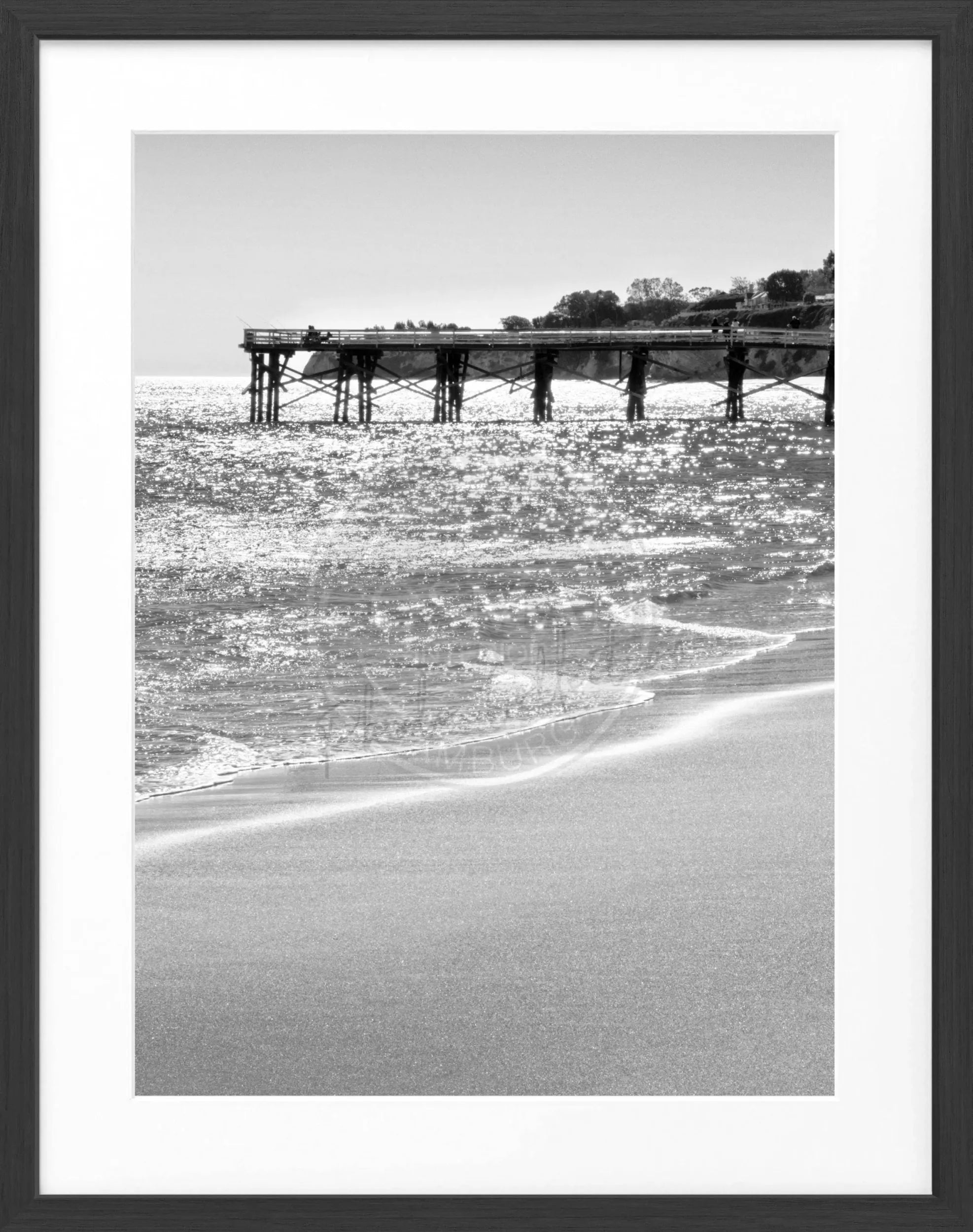 Schwarz-weiß Poster mit Rahmen von Malibu Pier, Kalifornien, von Cosman-Photocollection, 25x31 cm, Meereslandschaft