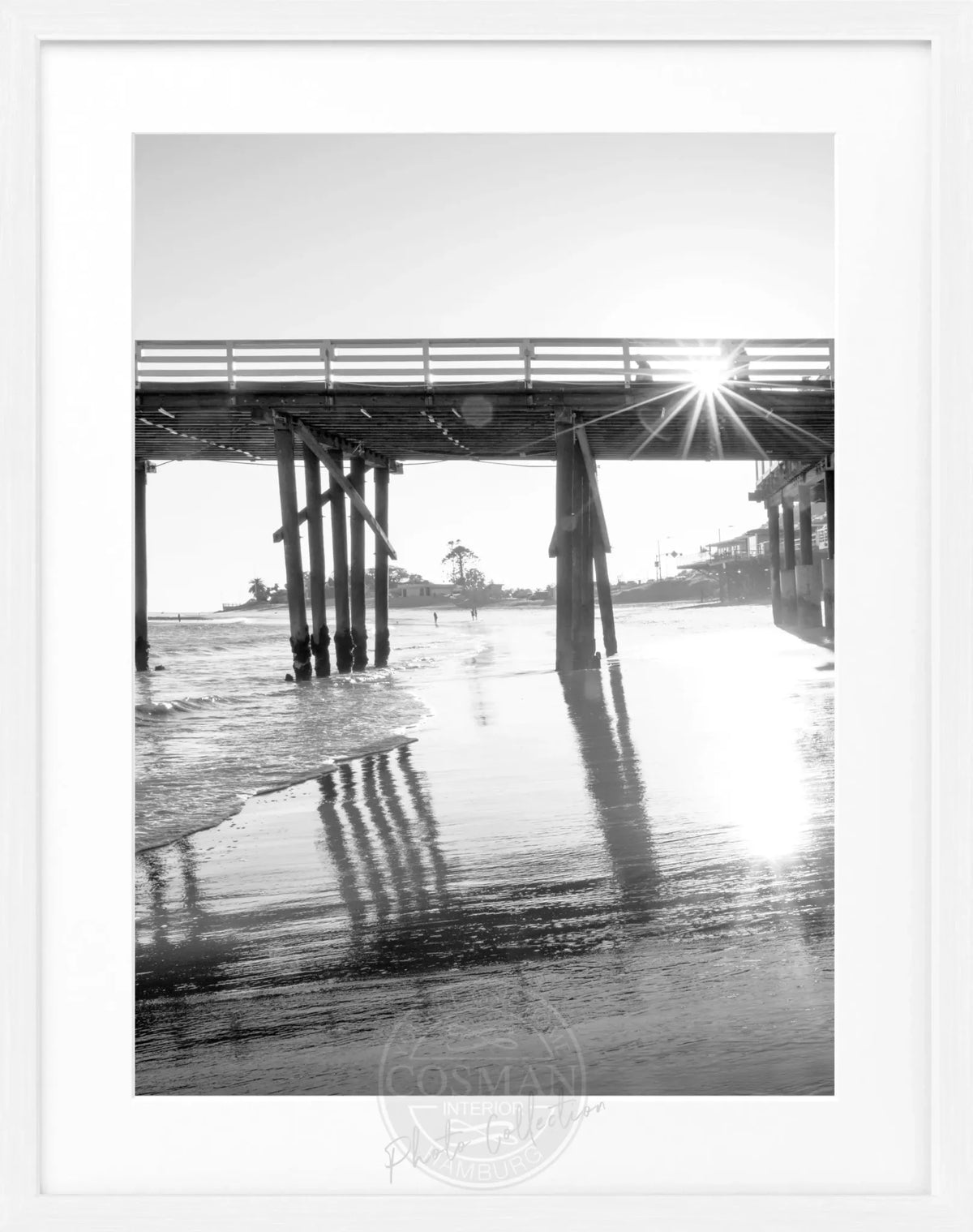 Schwarz-weiß Poster mit Rahmen Kalifornien Malibu Pier, 25x31 cm, von Cosman-Photocollection, maritime Küstenansicht