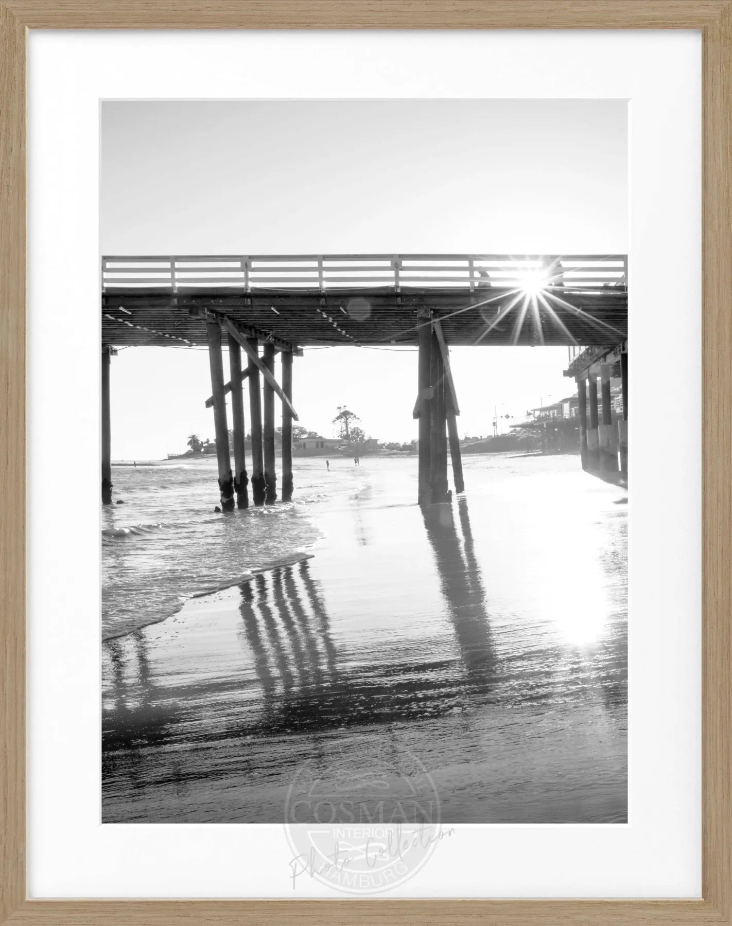 Schwarz-weiß Poster mit Rahmen von Malibu Pier in Kalifornien, 25x31cm, von Cosman-Photocollection, maritime Küstenansicht
