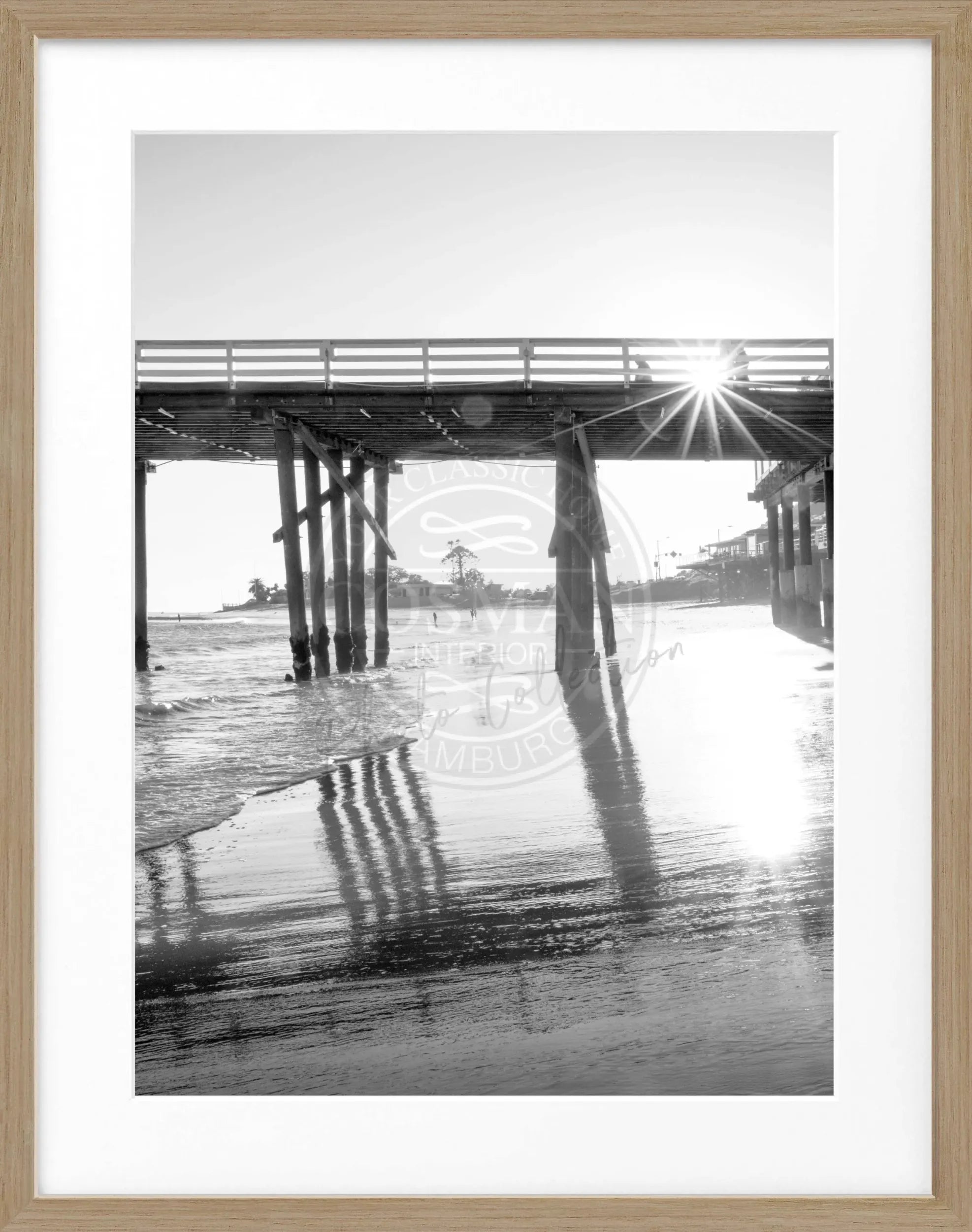 Schwarz-weiß Poster mit Rahmen von Malibu Pier in Kalifornien, 25x31cm, von Cosman-Photocollection, maritime Küstenansicht