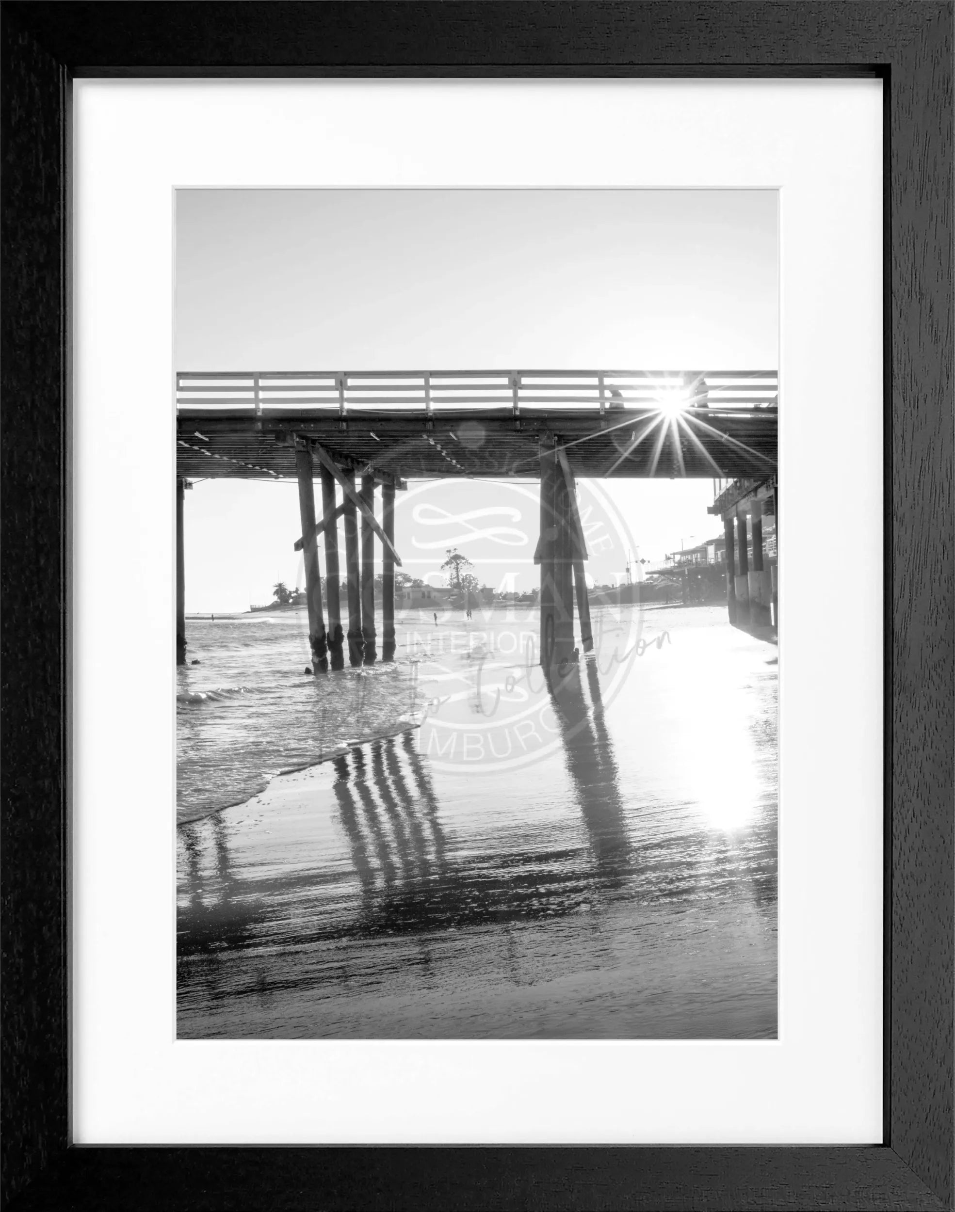 Schwarz-weiß Poster mit Rahmen, Kalifornien Malibu Pier Motiv, von Cosman-Photocollection, 25x31 cm, Wanddekoration