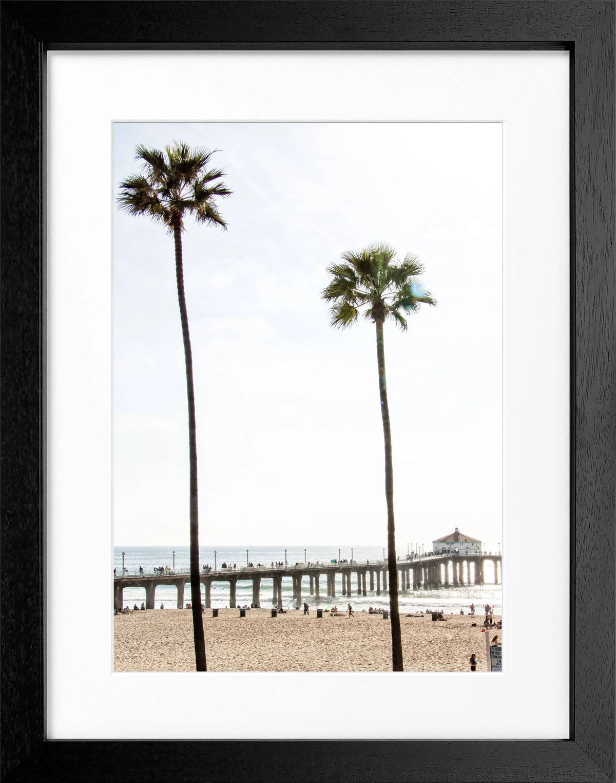 Schwarz-weiß Poster mit Rahmen von Cosman-Photocollection, Manhattan Beach Kalifornien, 25x31 cm, Strandmotiv