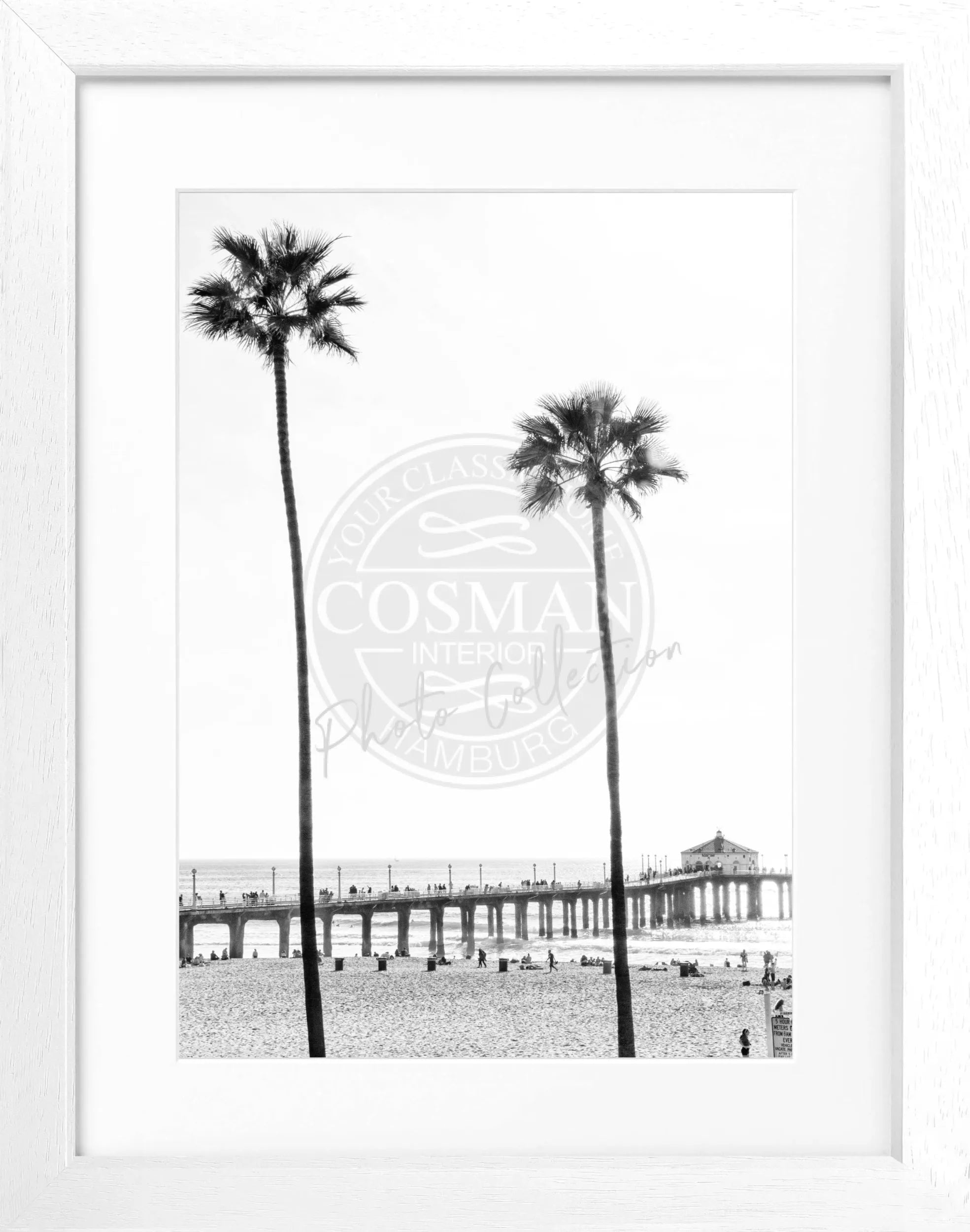 Schwarz-weiß Poster von Kalifornien Manhattan Beach mit schwarzem Rahmen, 25x31cm, von Cosman-Photocollection.