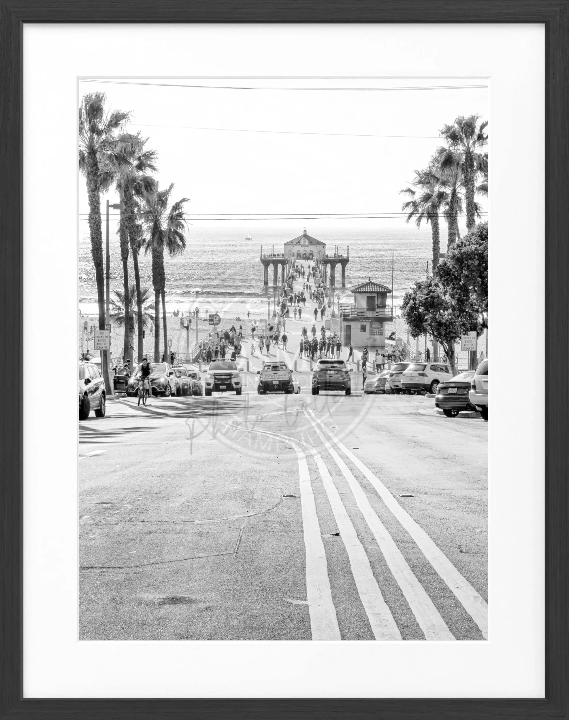 Schwarz-weiß Poster mit Rahmen von Cosman-Photocollection, Motiv von Manhattan Beach, Kalifornien, 25x31 cm
