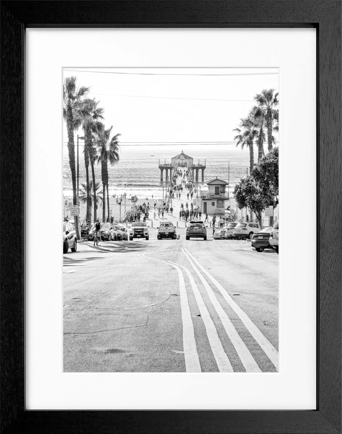 Schwarzer Rahmen um Kalifornien Manhattan Beach Poster von Cosman-Photocollection in Schwarz-Weiß, 25x31 cm