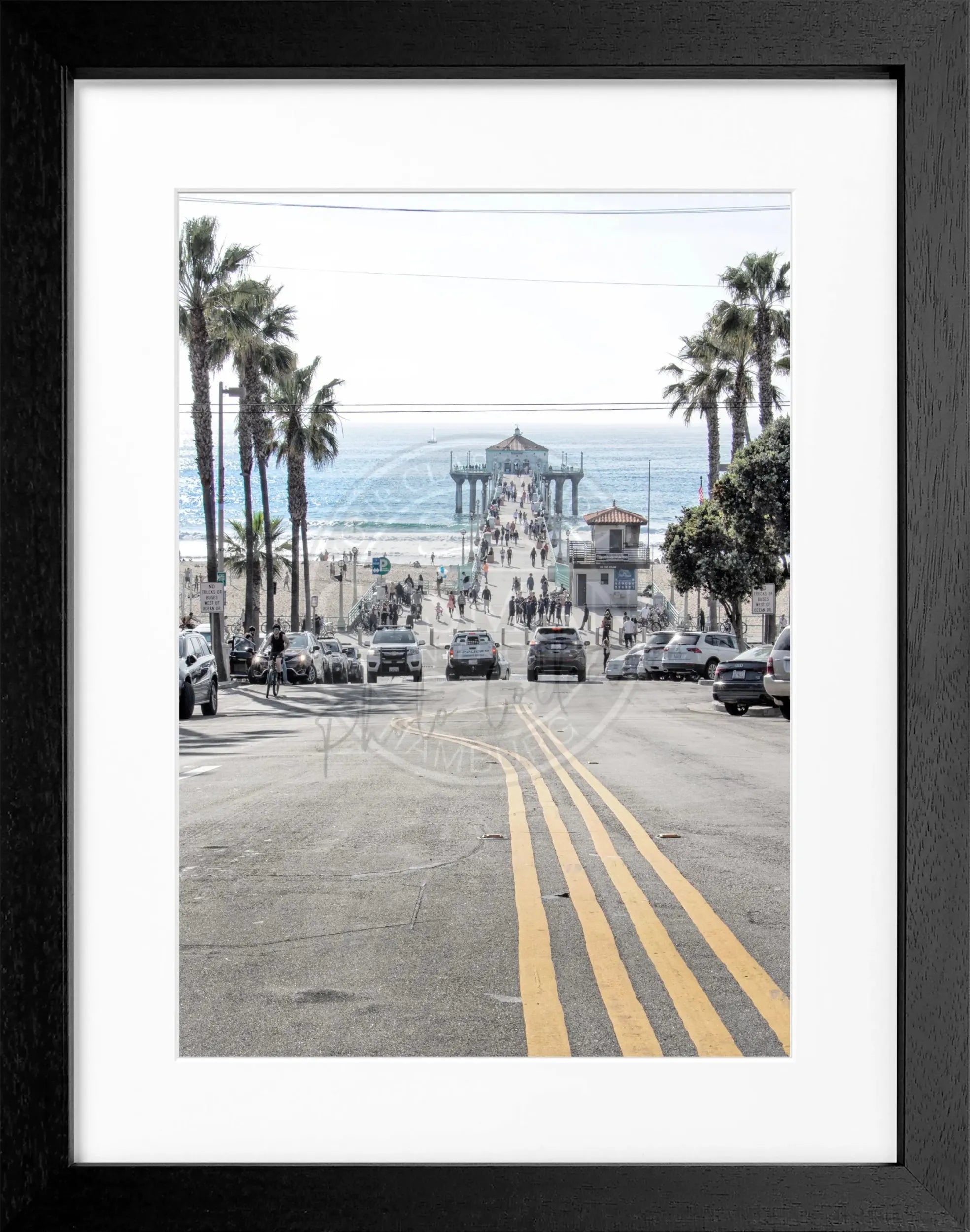 Schwarz-weiß Poster mit Rahmen von Manhattan Beach, Kalifornien, von Cosman-Photocollection, 25x31cm, Strandmotiv