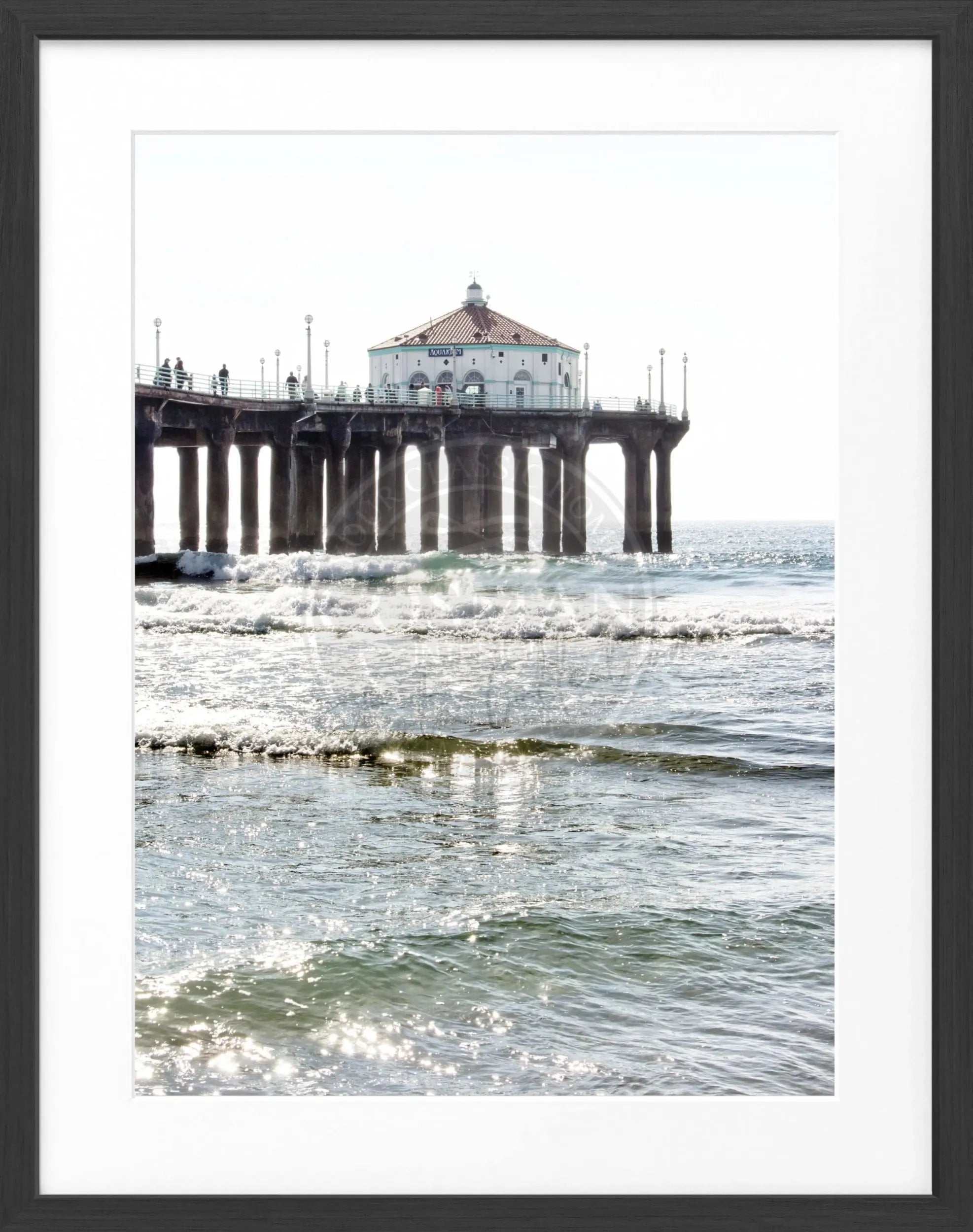 Schwarz-weiß Poster mit Rahmen von Cosman-Photocollection, Kalifornien Manhattan Beach Pier, 25x31 cm, Wanddekoration