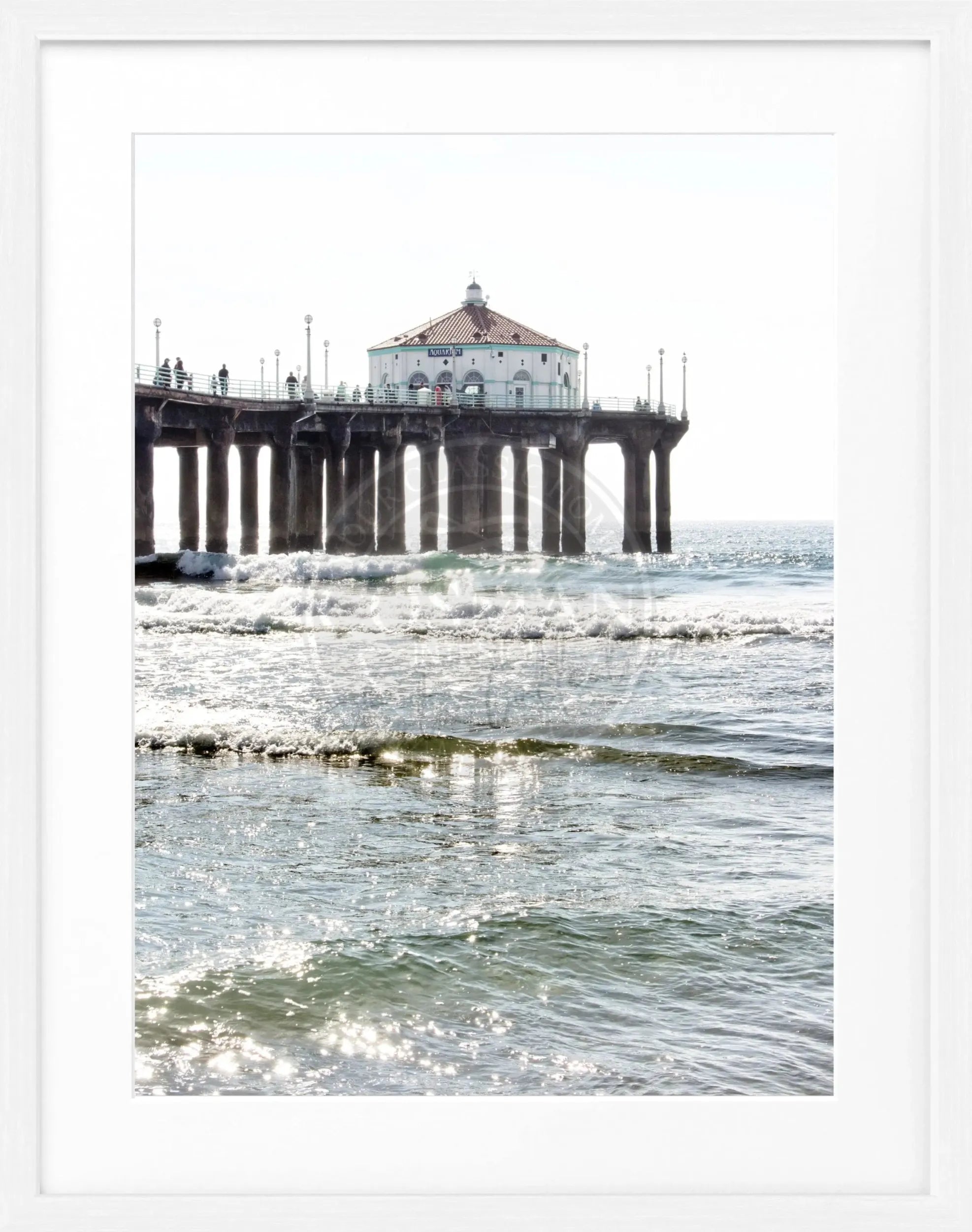 Schwarz-weiß Poster von Cosman-Photocollection mit Rahmen, zeigt den Manhattan Beach Pier in Kalifornien, Maße 25x31 cm