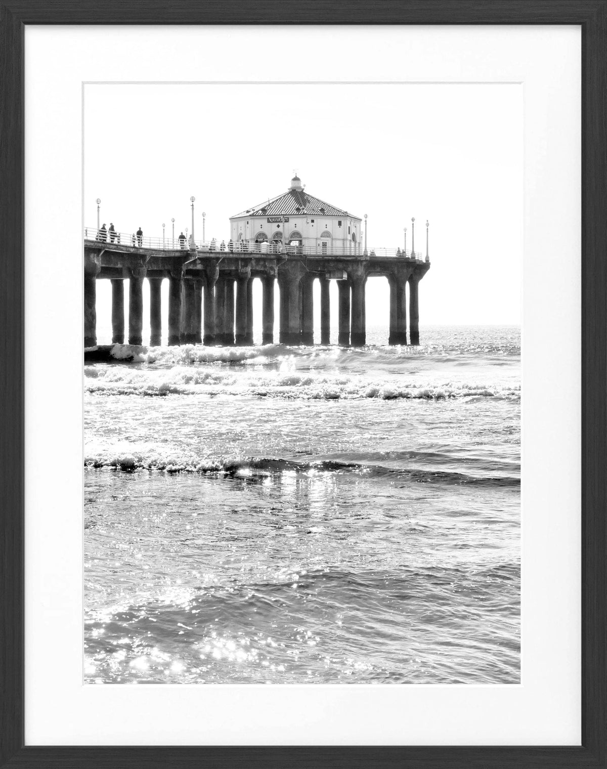 Schwarz-weiß Poster mit Rahmen von Cosman-Photocollection, Kalifornien Manhattan Beach Pier, 25x31 cm, urbanes Meeresmotiv