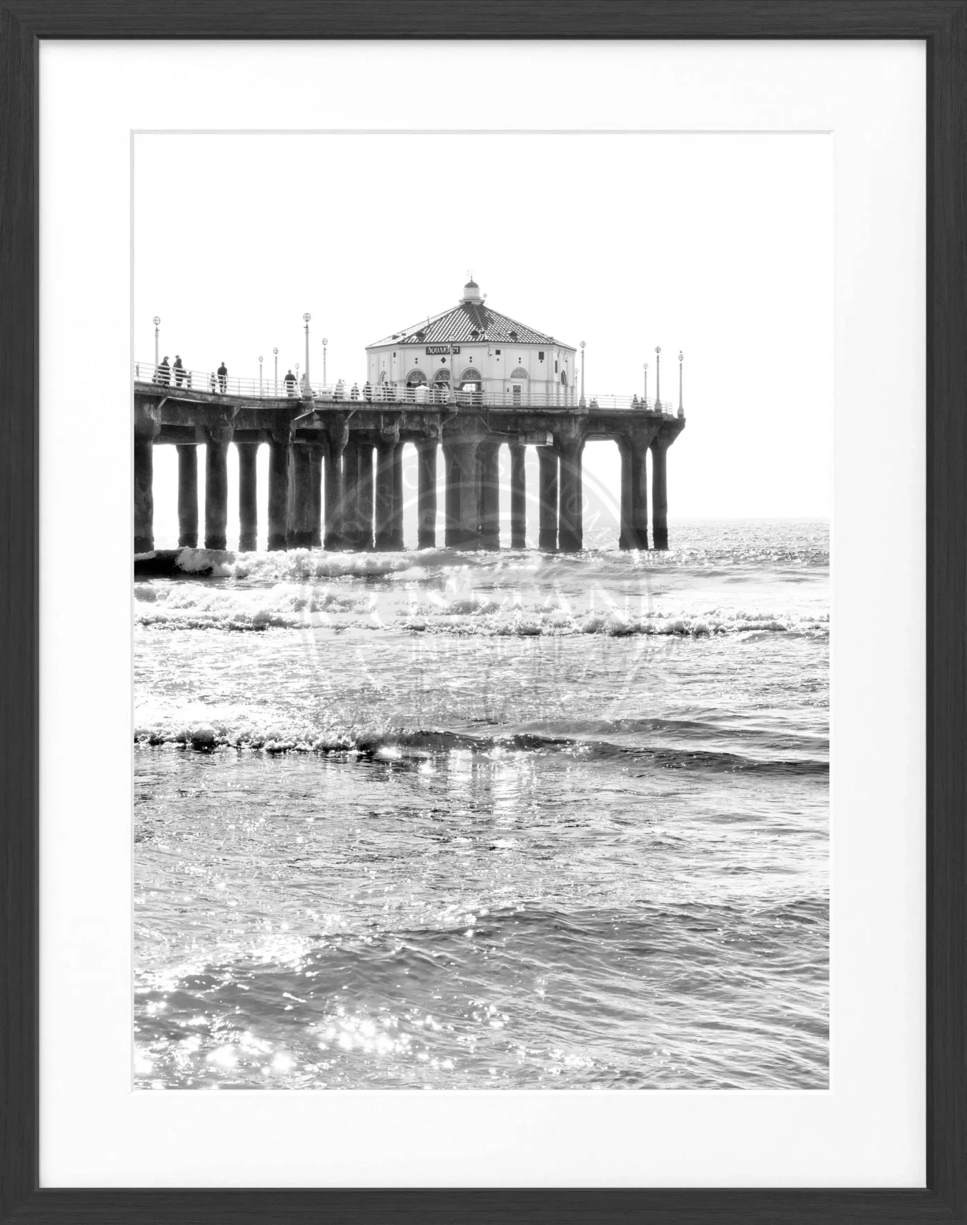 Schwarz-weiß Poster mit Rahmen von Cosman-Photocollection, Kalifornien Manhattan Beach Pier, 25x31 cm, urbanes Meeresmotiv