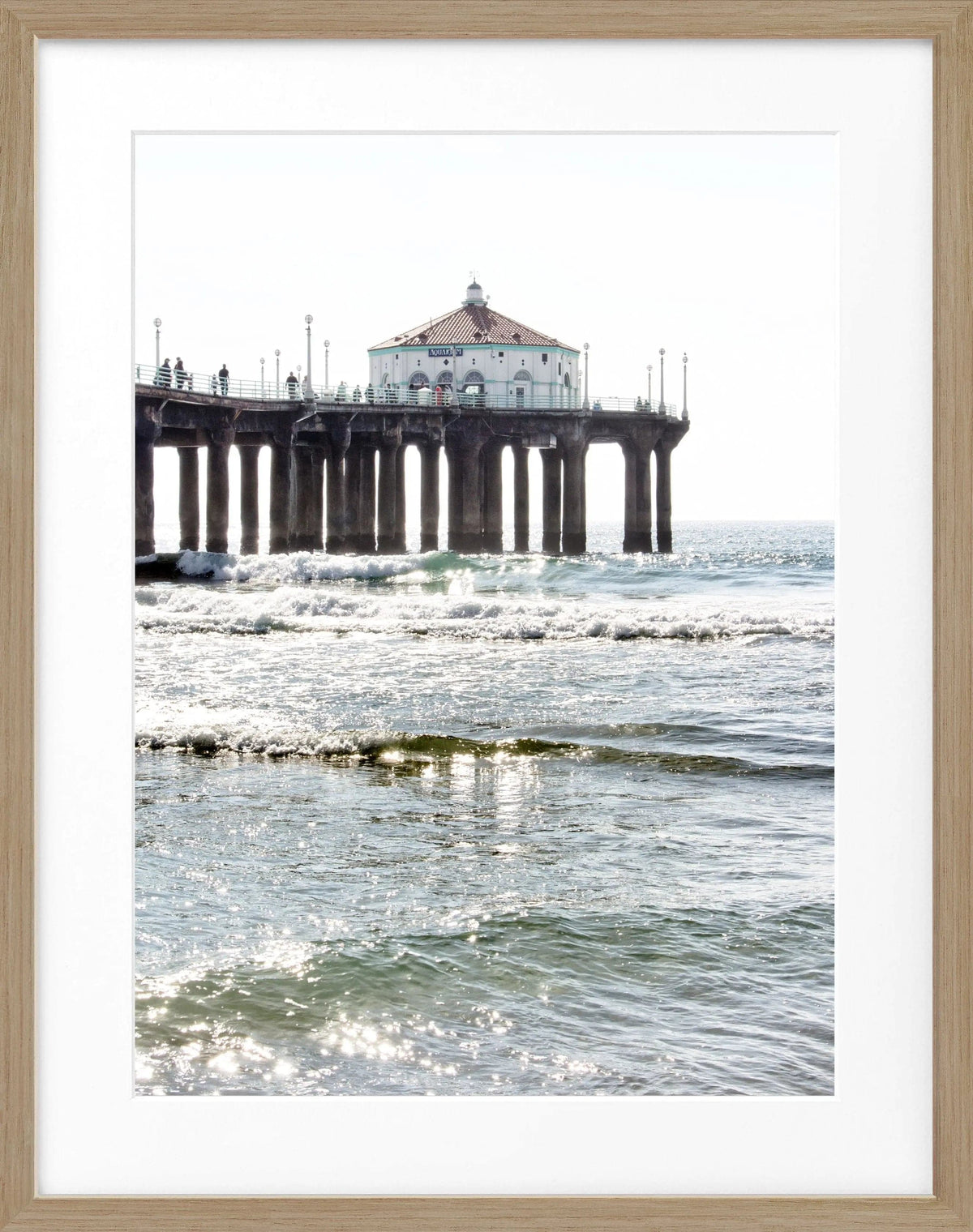 Schwarz-weiß Poster mit Rahmen, zeigt den Manhattan Beach Pier in Kalifornien, von Cosman-Photocollection, 25x31 cm