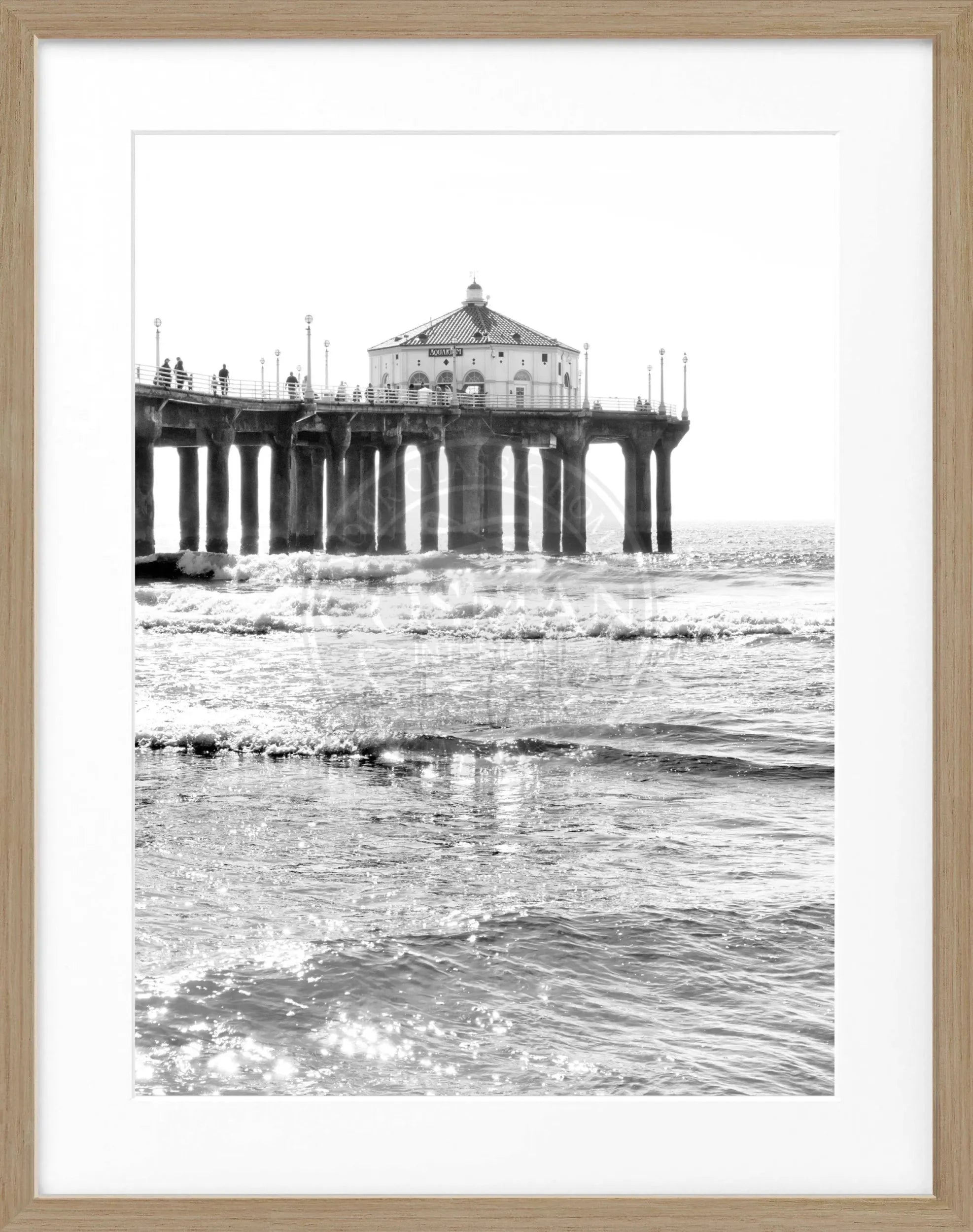 Schwarz-weiß Poster mit Rahmen von Cosman-Photocollection, Kalifornien Manhattan Beach Pier, 25x31 cm, maritime Strandaufnahme