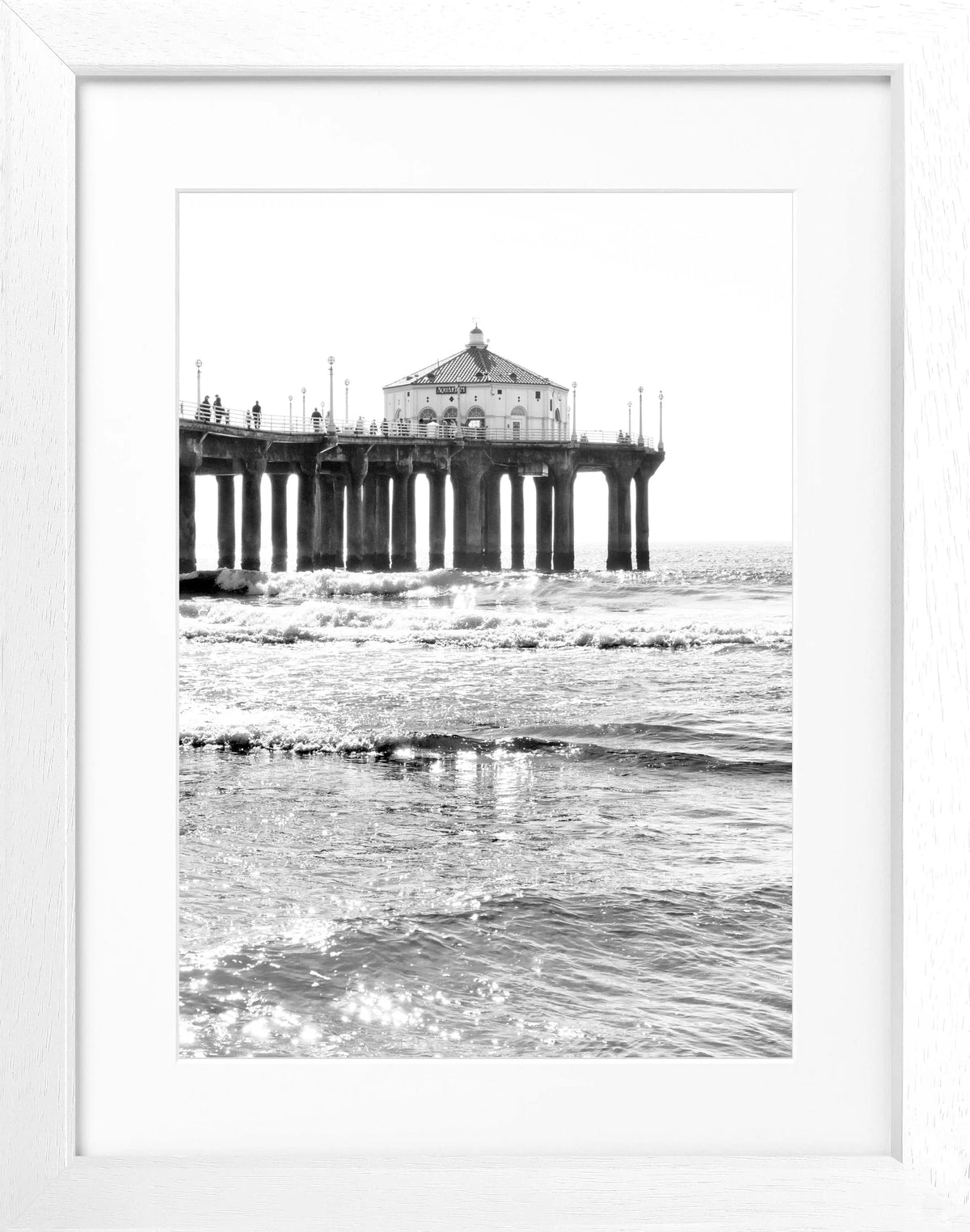 Schwarz-weiß Poster mit Rahmen, Kalifornien Manhattan Beach Pier, von Cosman-Photocollection, 25x31 cm.