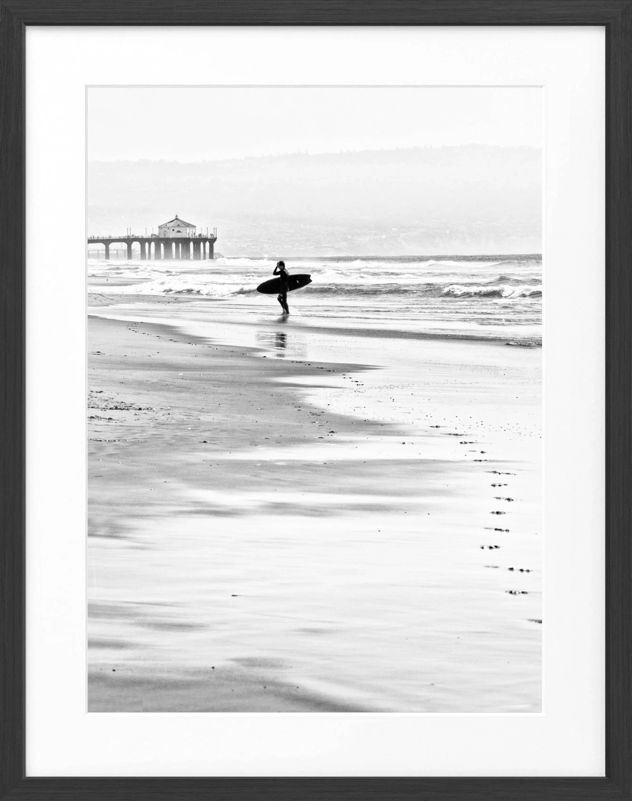 Schwarz-weiß Poster mit Rahmen von Cosman-Photocollection, Kalifornien Manhattan Beach Surfer, 25x31cm, Wanddekoration
