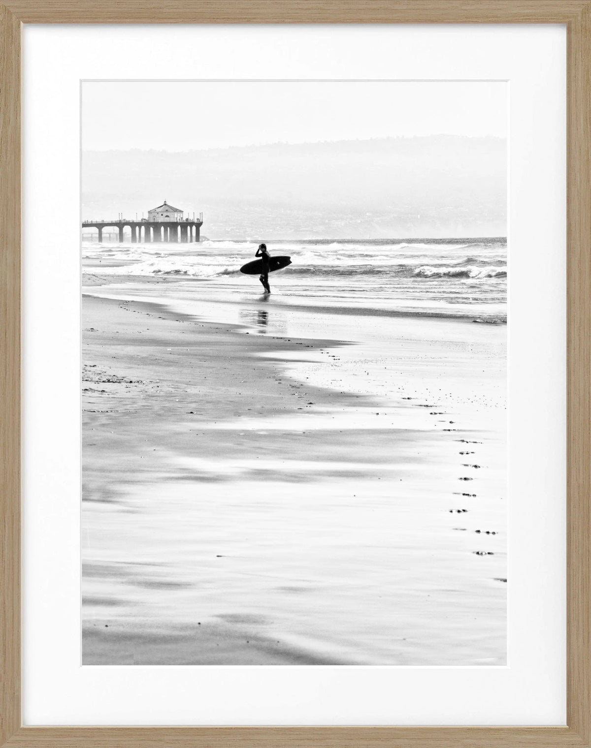 Schwarz-weiß Poster mit Rahmen von Cosman-Photocollection, Kalifornien Manhattan Beach Surfer, 25x31 cm, Wanddekoration