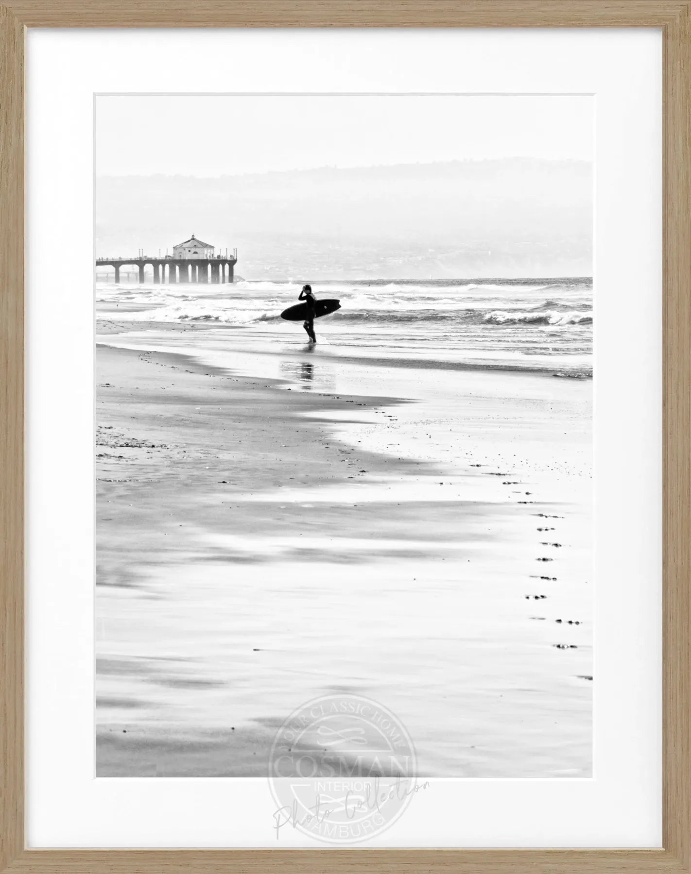 Schwarz-weiß Poster mit Rahmen von Cosman-Photocollection, Kalifornien Manhattan Beach Surfer, 25x31 cm, Wanddekoration