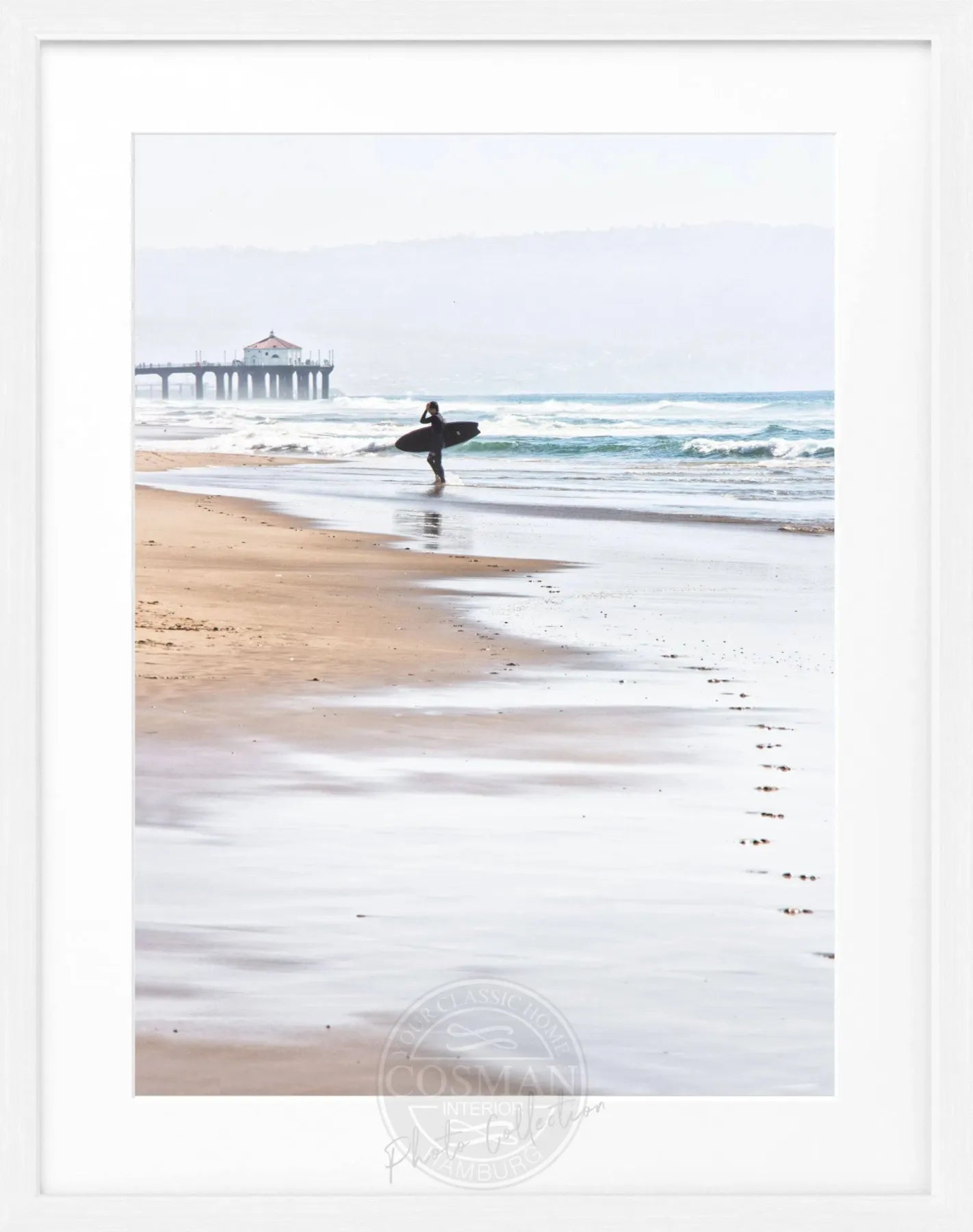 Schwarz-weiß Poster mit Rahmen, Kalifornien Manhattan Beach Surfer, von Cosman-Photocollection, 25x31 cm, ansprechendes Meeresmotiv