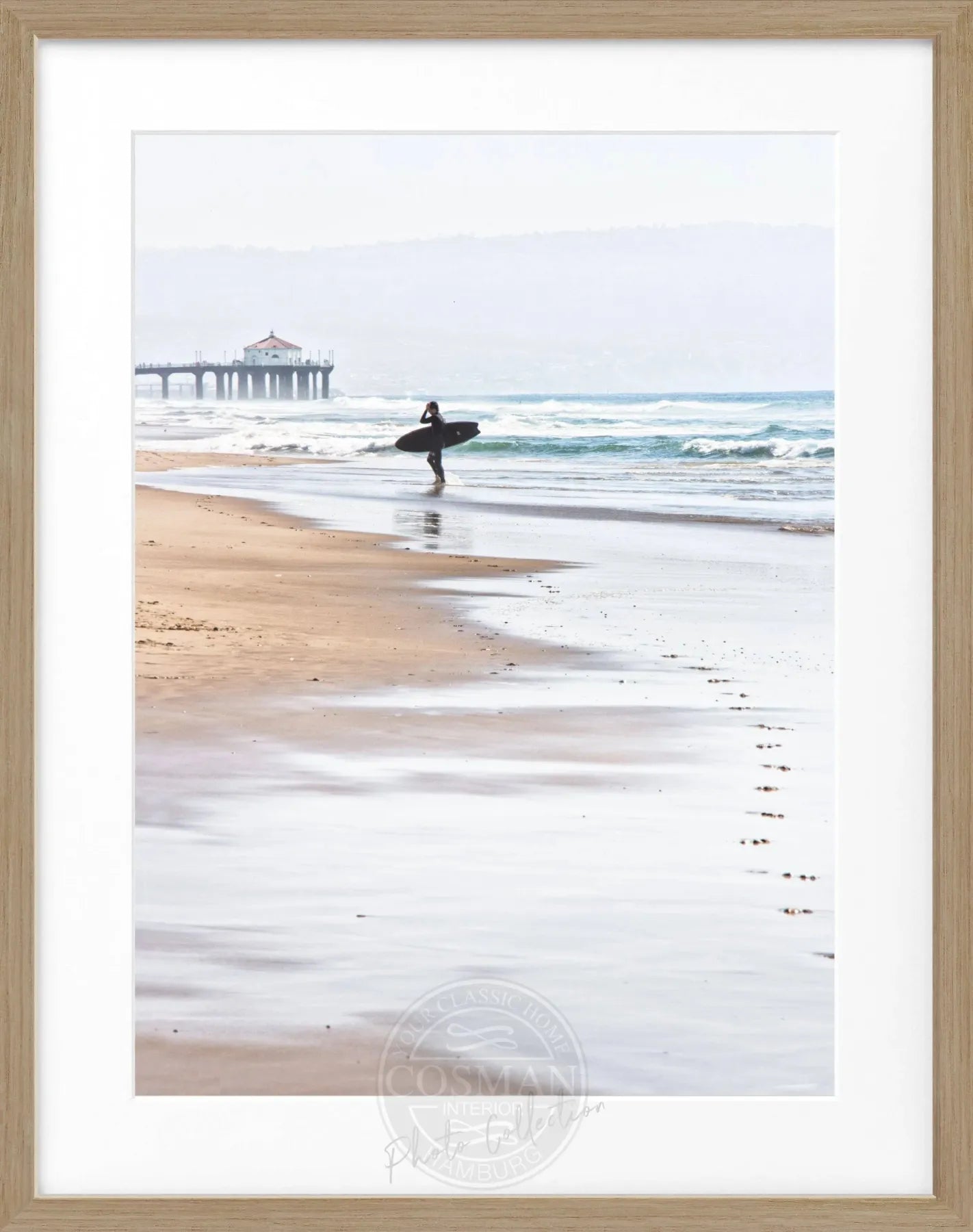 Schwarz-weiß Poster mit Rahmen von Cosman-Photocollection, Kalifornien Manhattan Beach Surfer, 25x31 cm, Wanddekoration